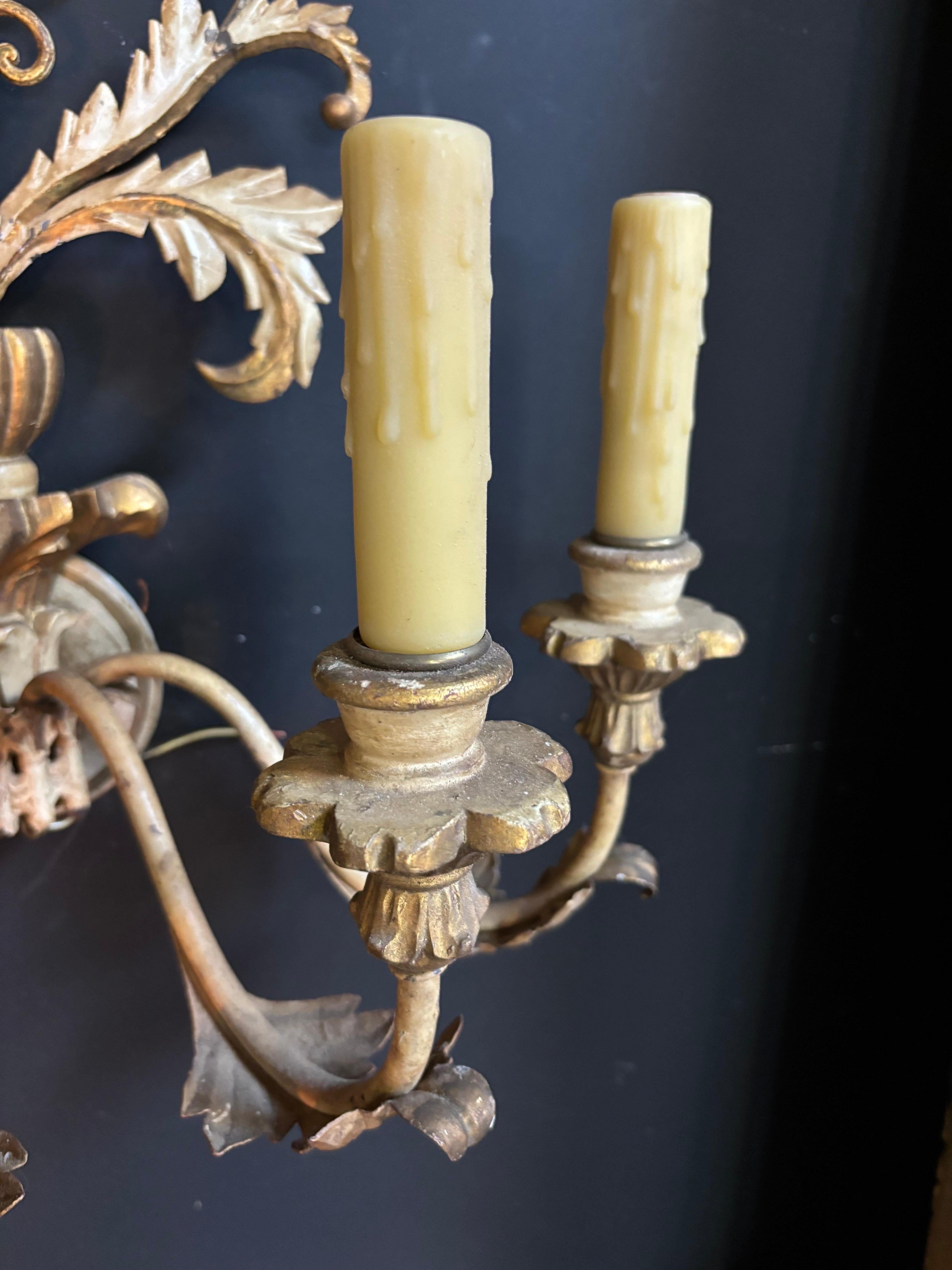 Américain Paire d'appliques rococo en métal et doré en vente