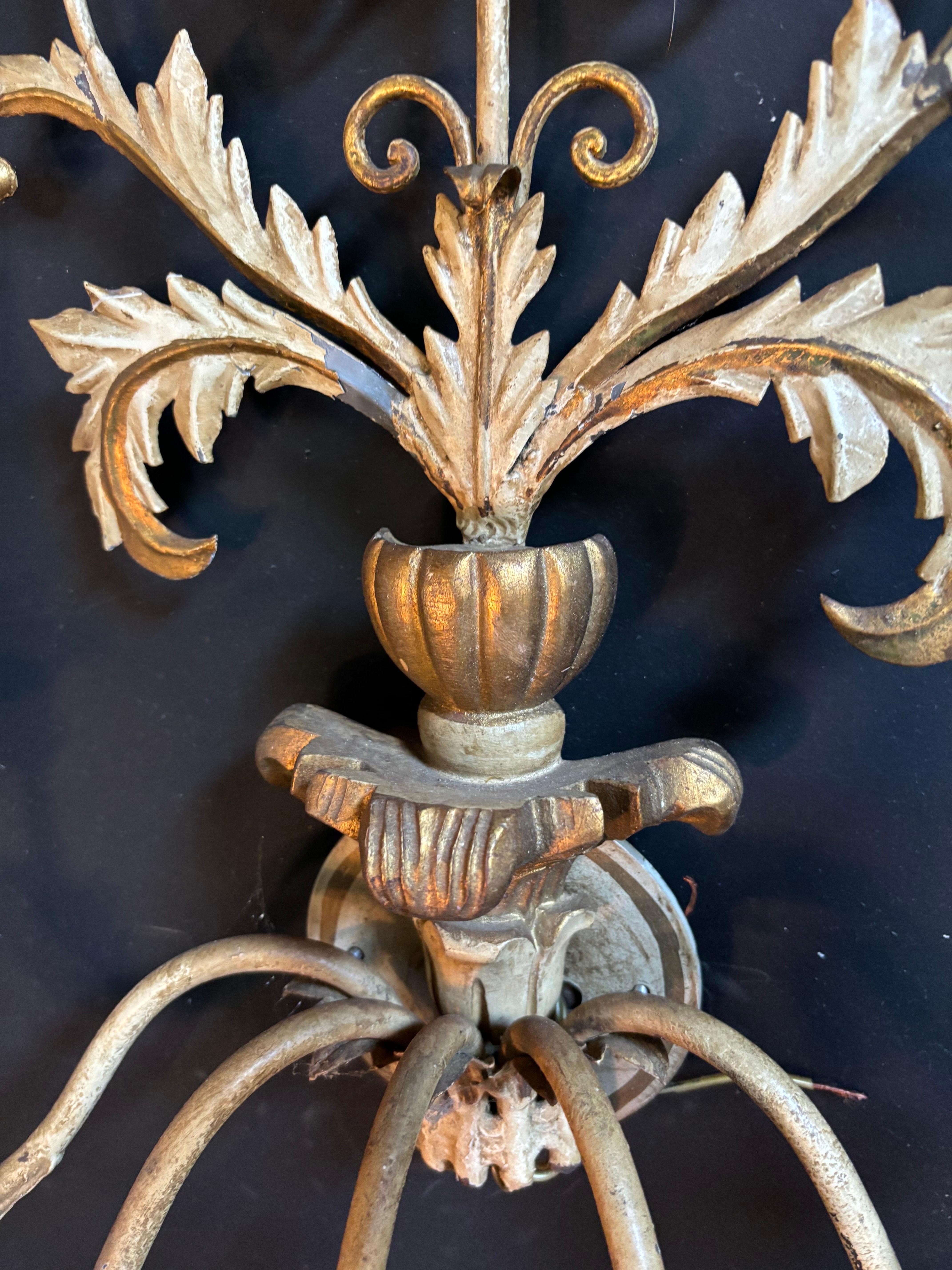 Paire d'appliques rococo en métal et doré Bon état - En vente à Philadelphia, PA