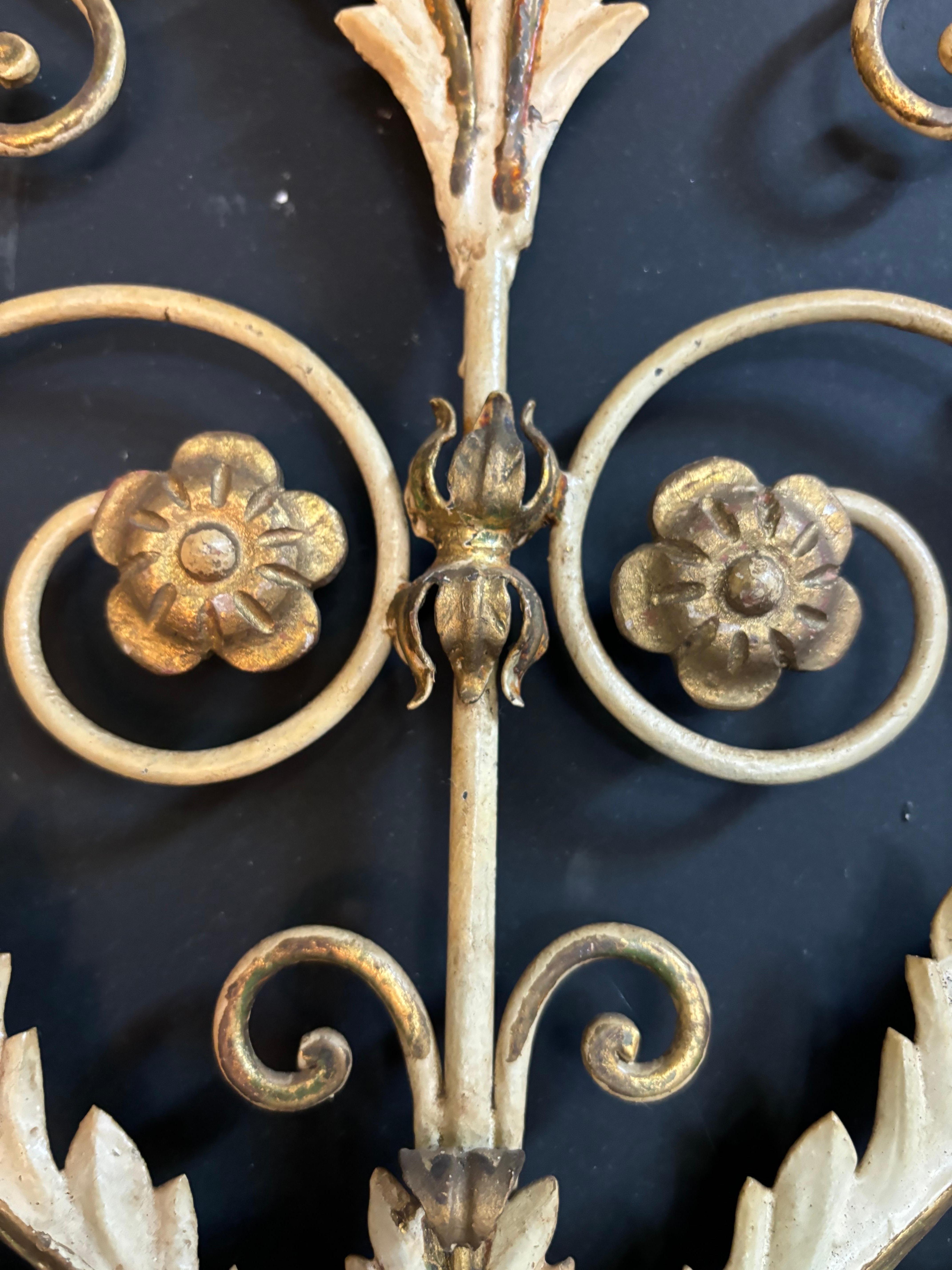 Métal Paire d'appliques rococo en métal et doré en vente