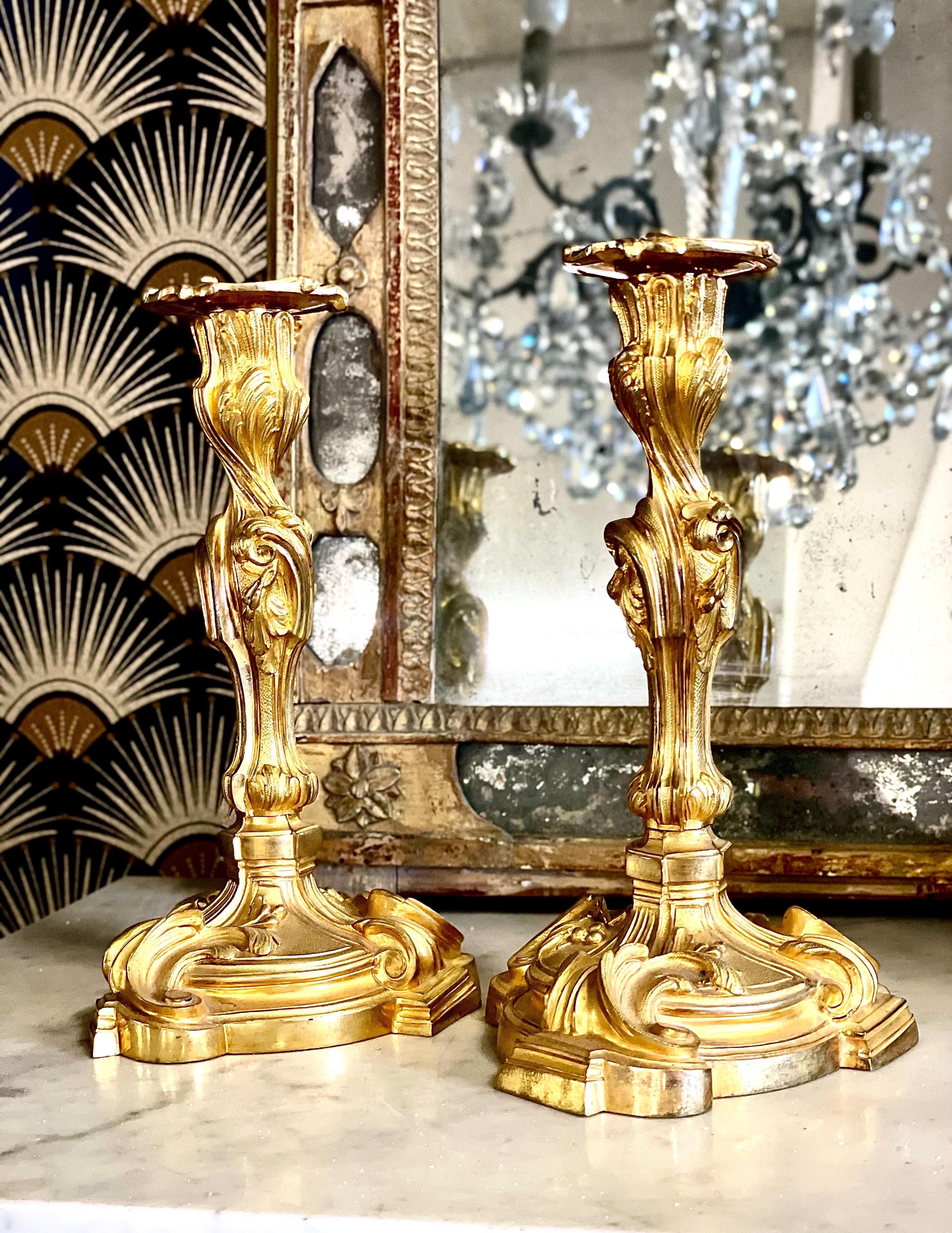 Coppia di candelieri rococò in bronzo dorato, Francia, XIX secolo In condizioni buone in vendita a LA CIOTAT, FR