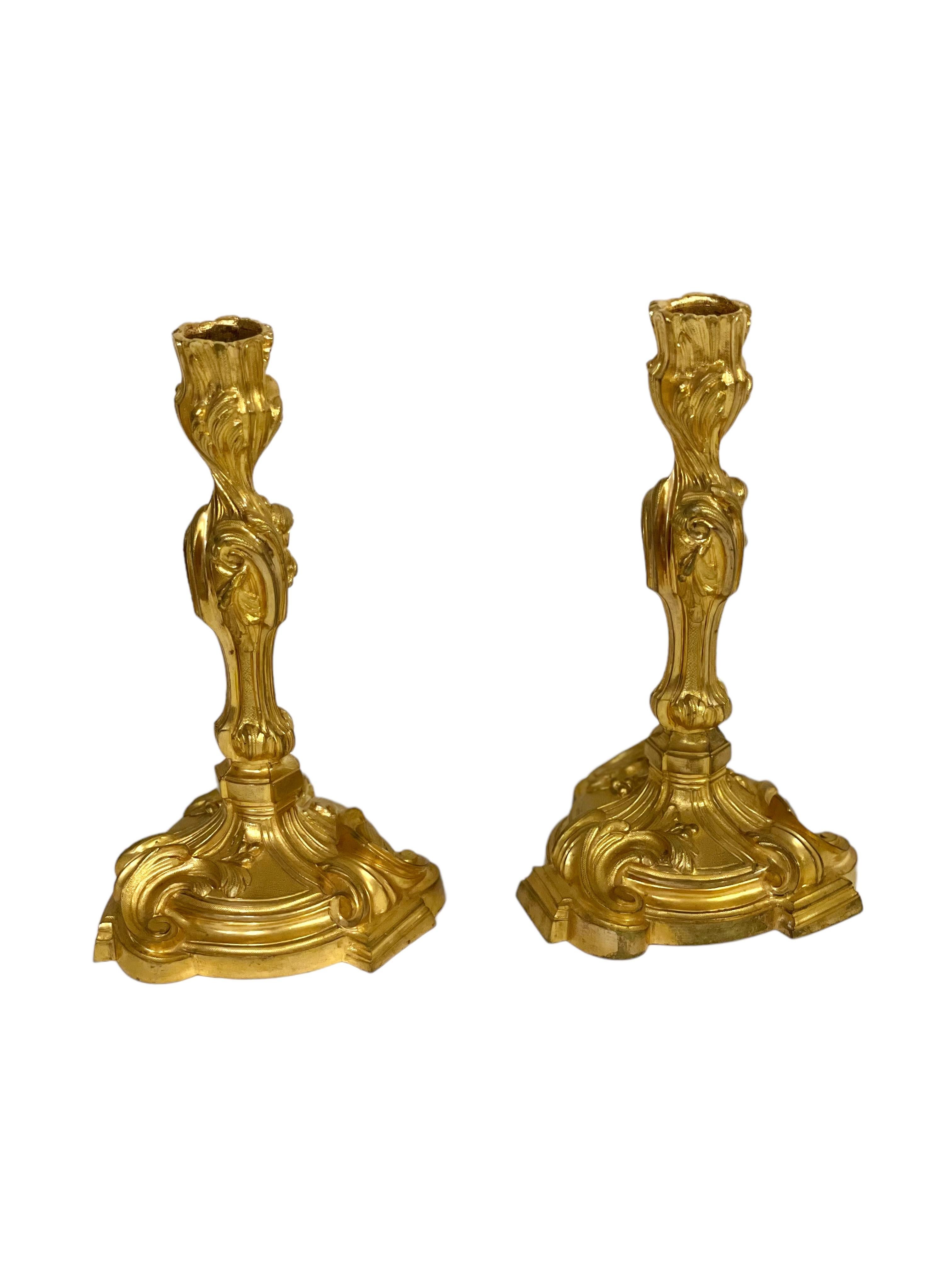 Bronzo Coppia di candelieri rococò in bronzo dorato, Francia, XIX secolo in vendita