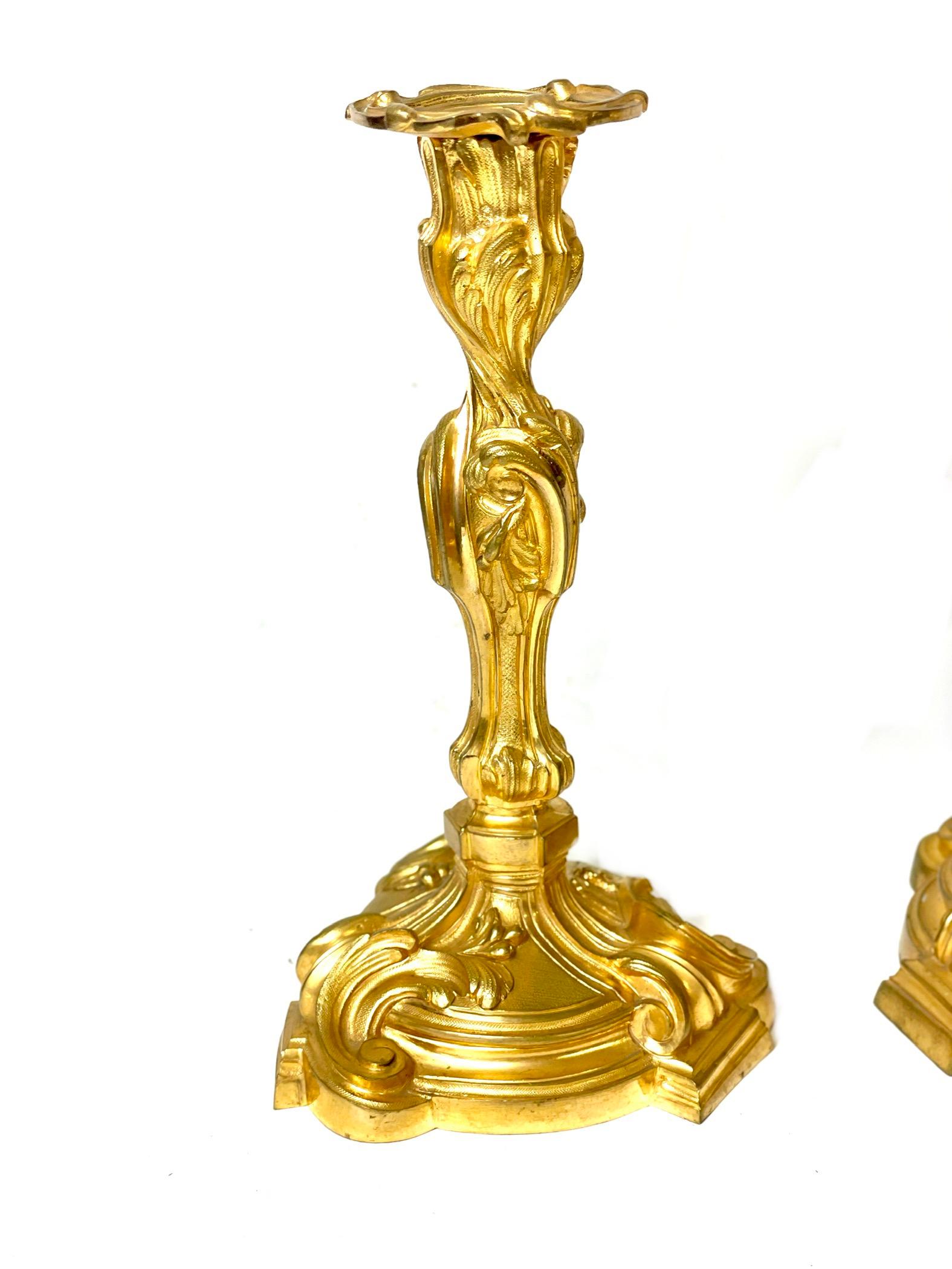 Coppia di candelieri rococò in bronzo dorato, Francia, XIX secolo in vendita 1