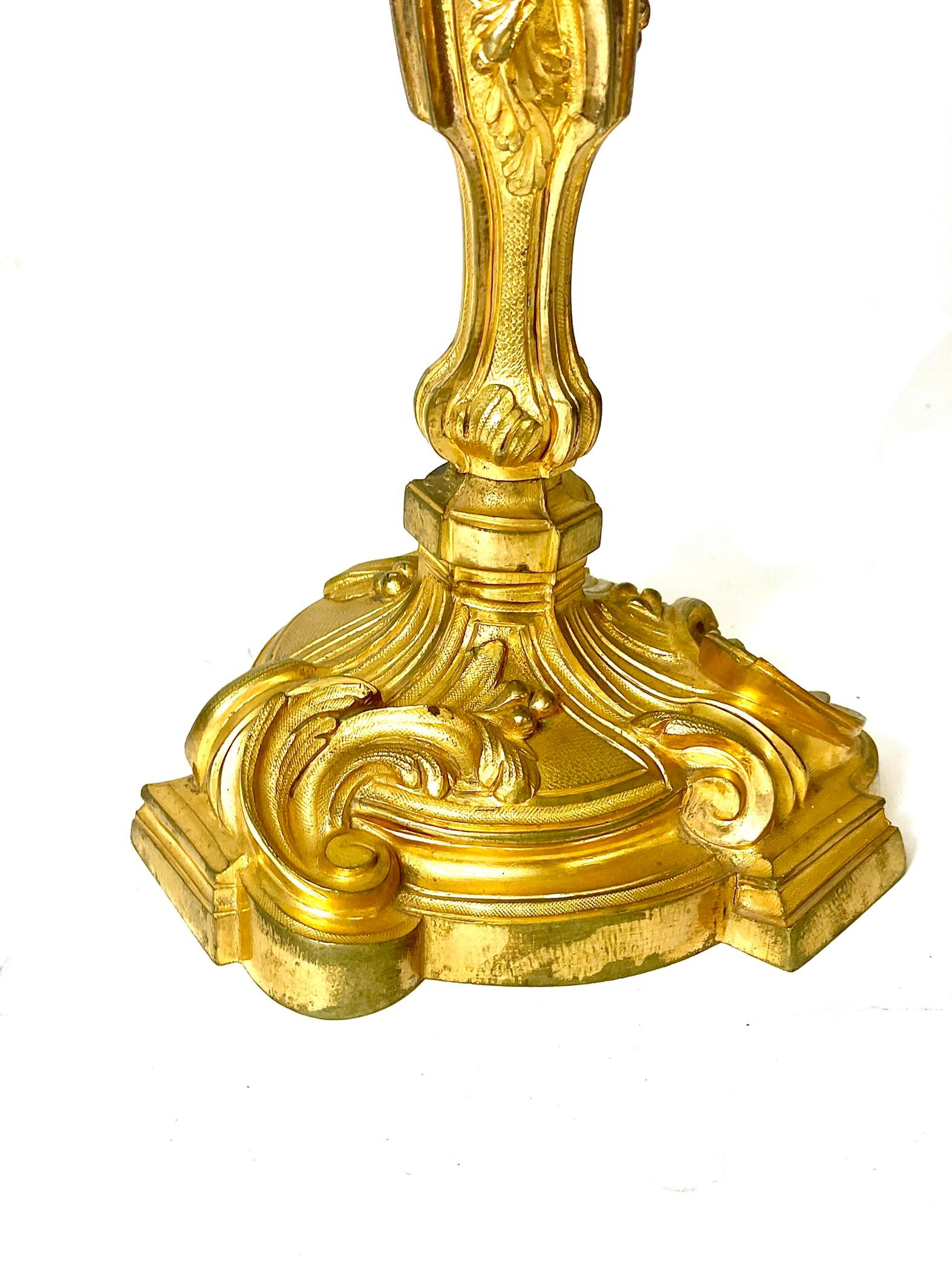 Coppia di candelieri rococò in bronzo dorato, Francia, XIX secolo in vendita 2