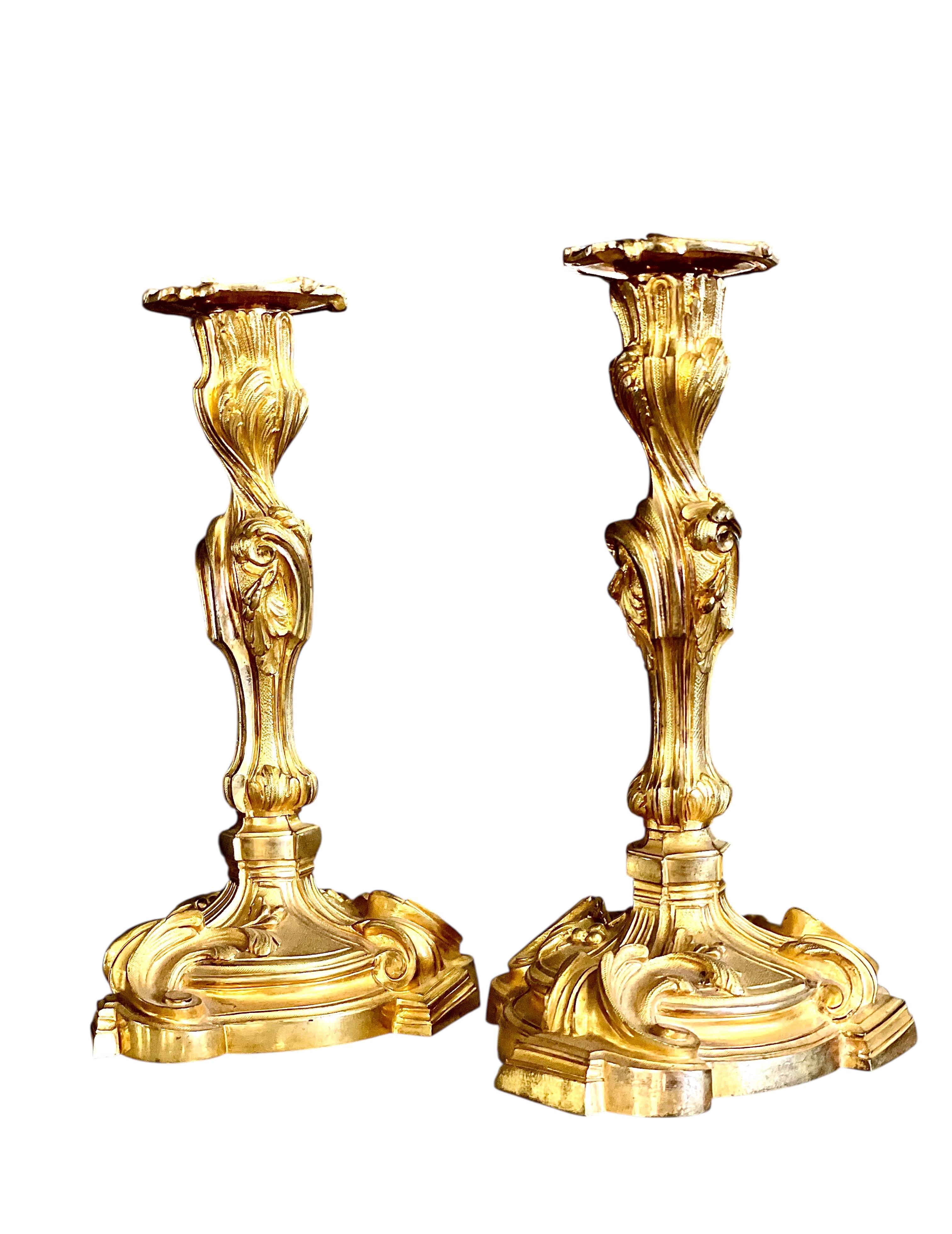 Coppia di candelieri rococò in bronzo dorato, Francia, XIX secolo in vendita 3