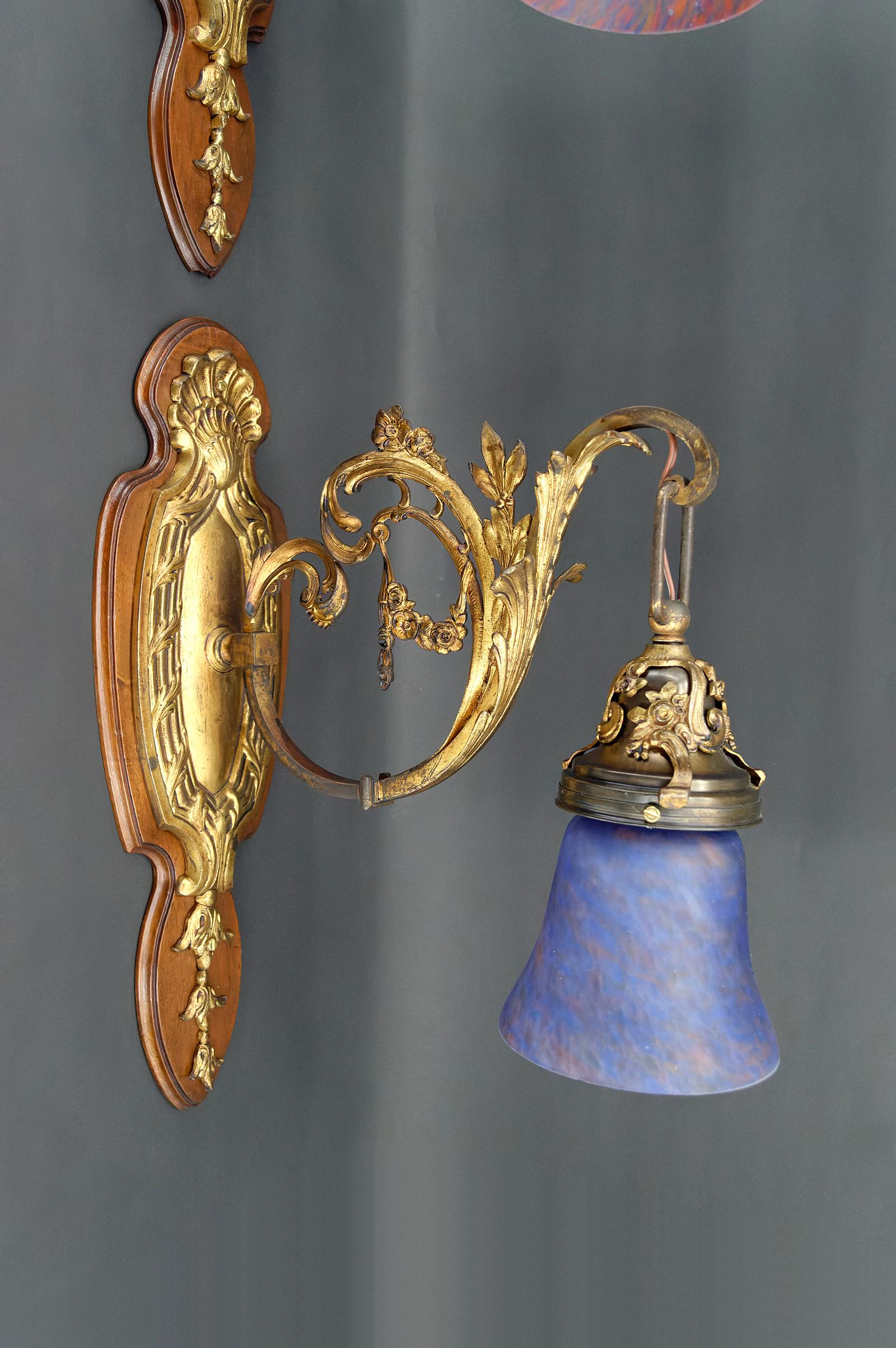 Pair of Rococo / Louis XV wall sconces in gilded bronze, walnut and glass tulips For Sale 2