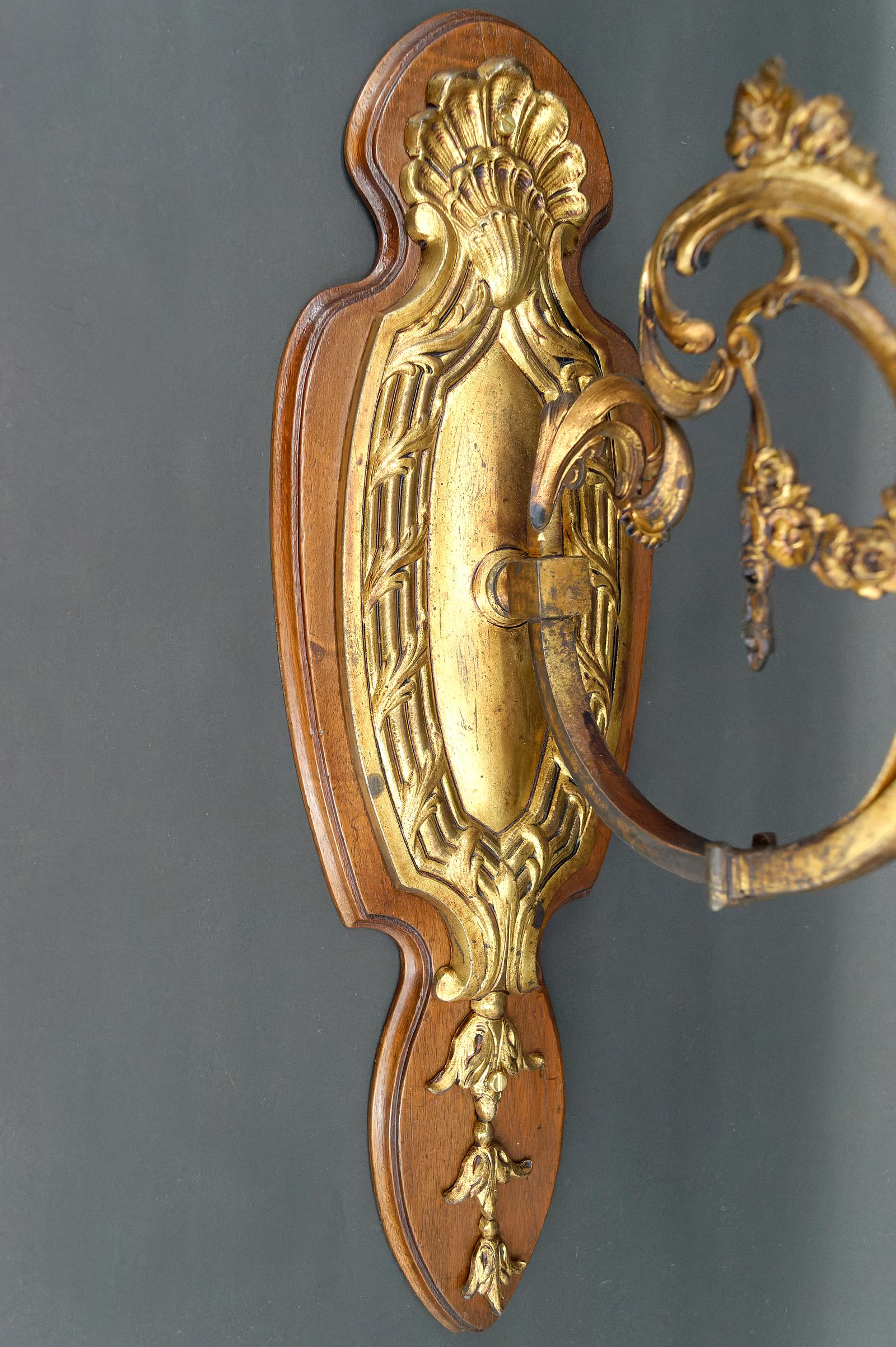 Pair of Rococo / Louis XV wall sconces in gilded bronze, walnut and glass tulips For Sale 3