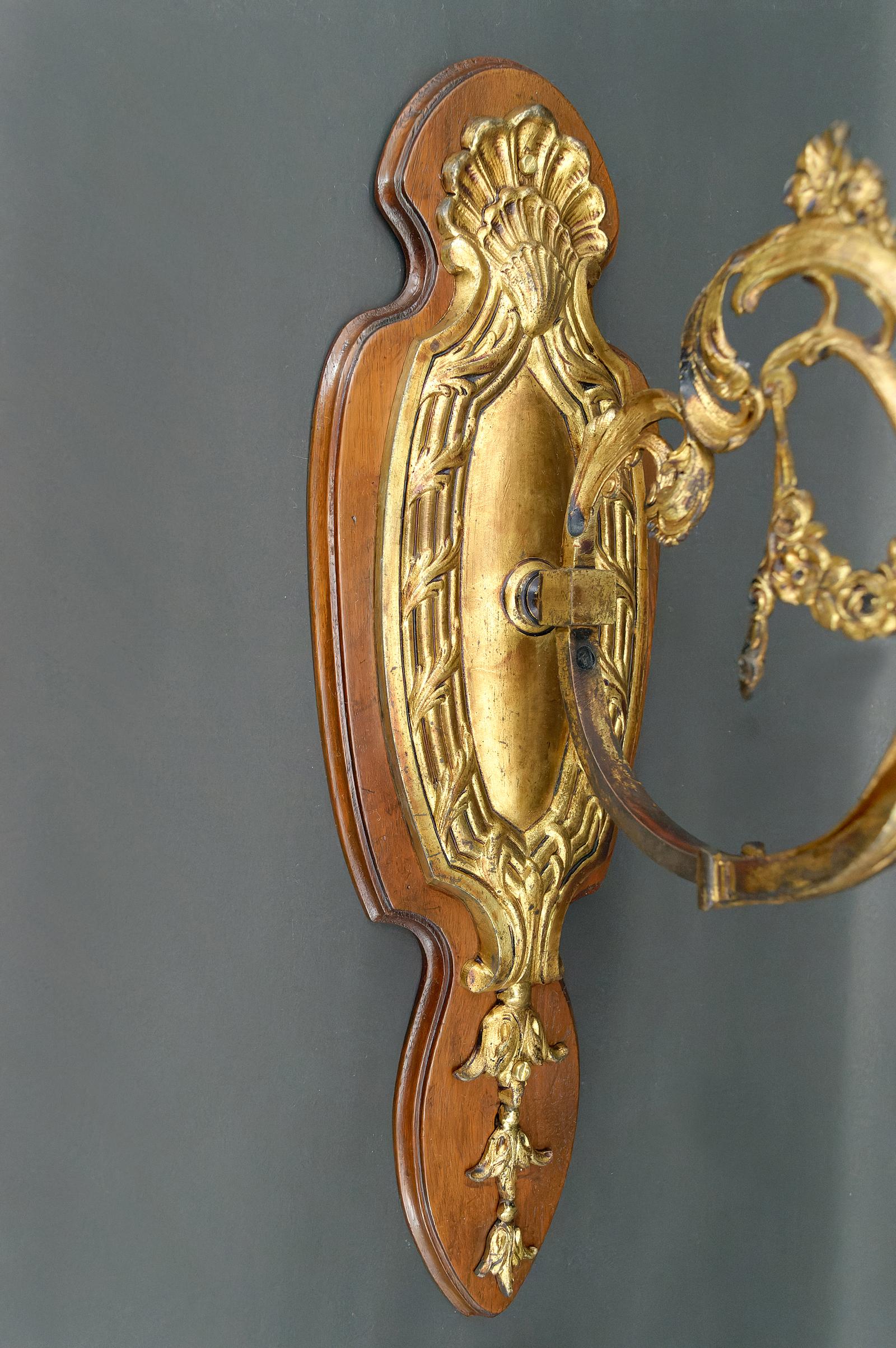 Pair of Rococo / Louis XV wall sconces in gilded bronze, walnut and glass tulips For Sale 4
