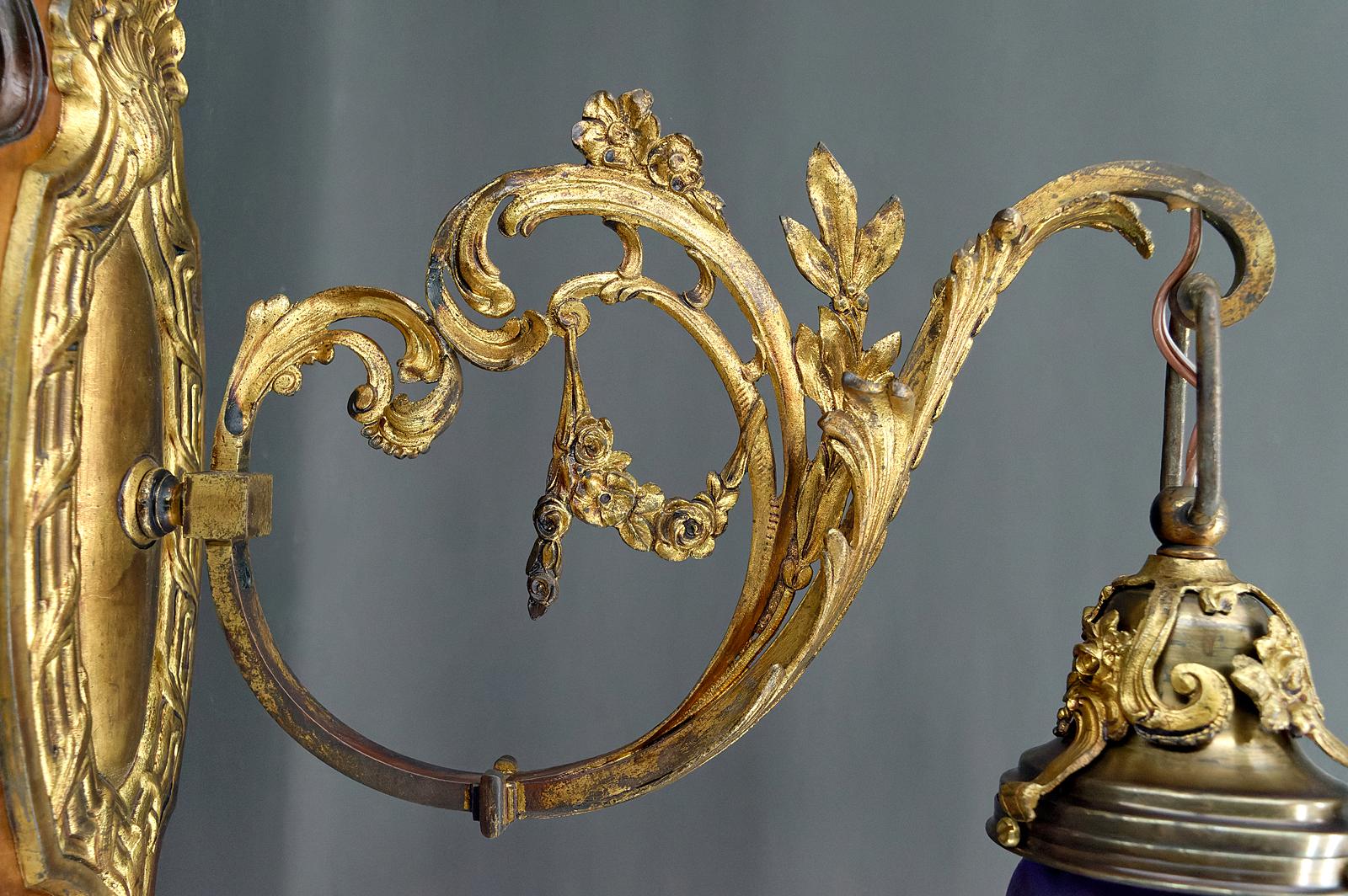 Pair of Rococo / Louis XV wall sconces in gilded bronze, walnut and glass tulips For Sale 5