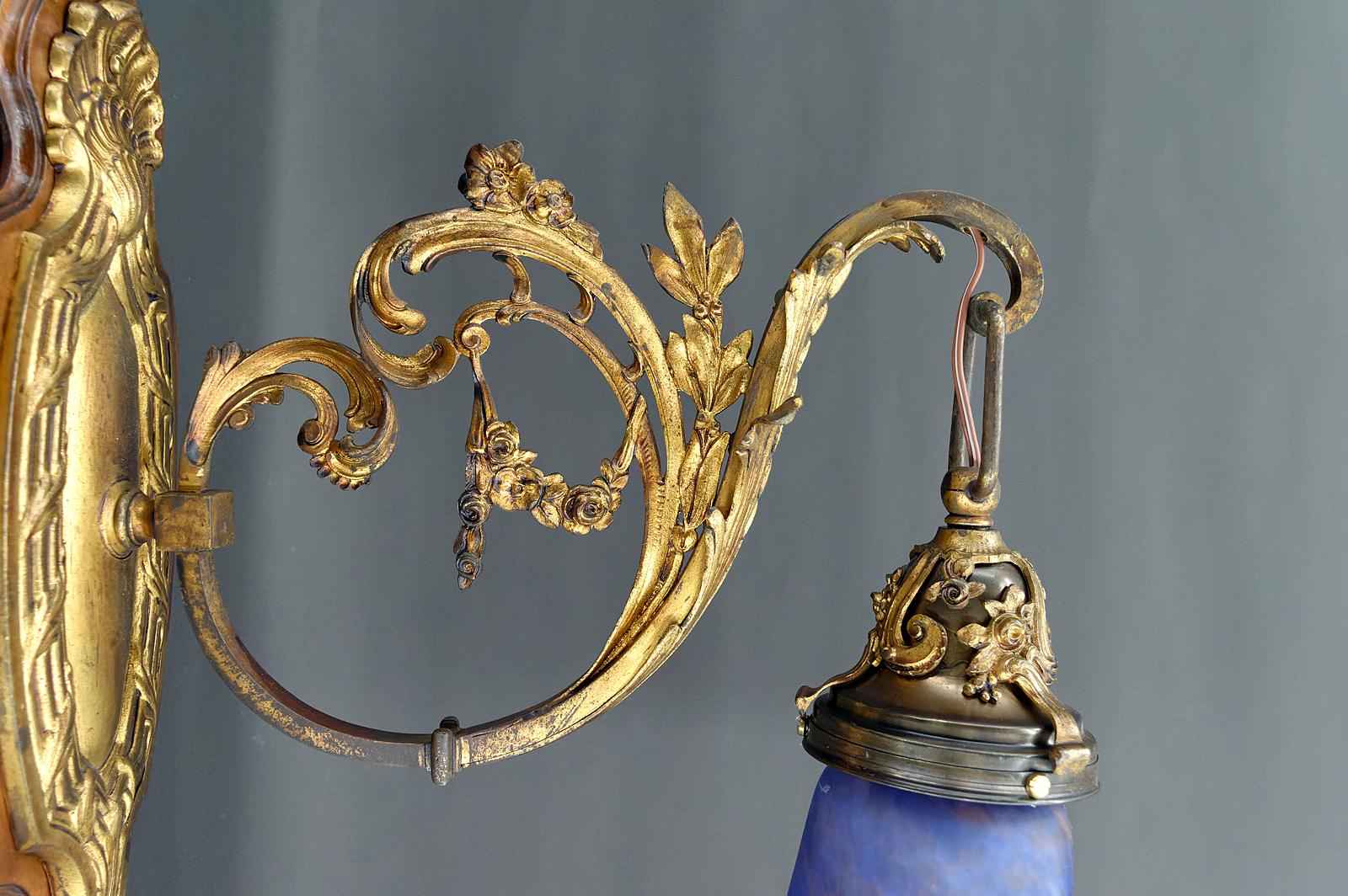 Pair of Rococo / Louis XV wall sconces in gilded bronze, walnut and glass tulips For Sale 6
