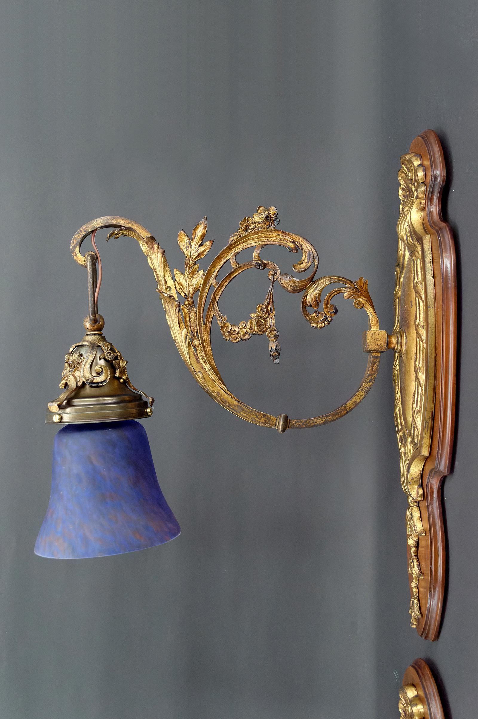 Pair of Rococo / Louis XV wall sconces in gilded bronze, walnut and glass tulips For Sale 7