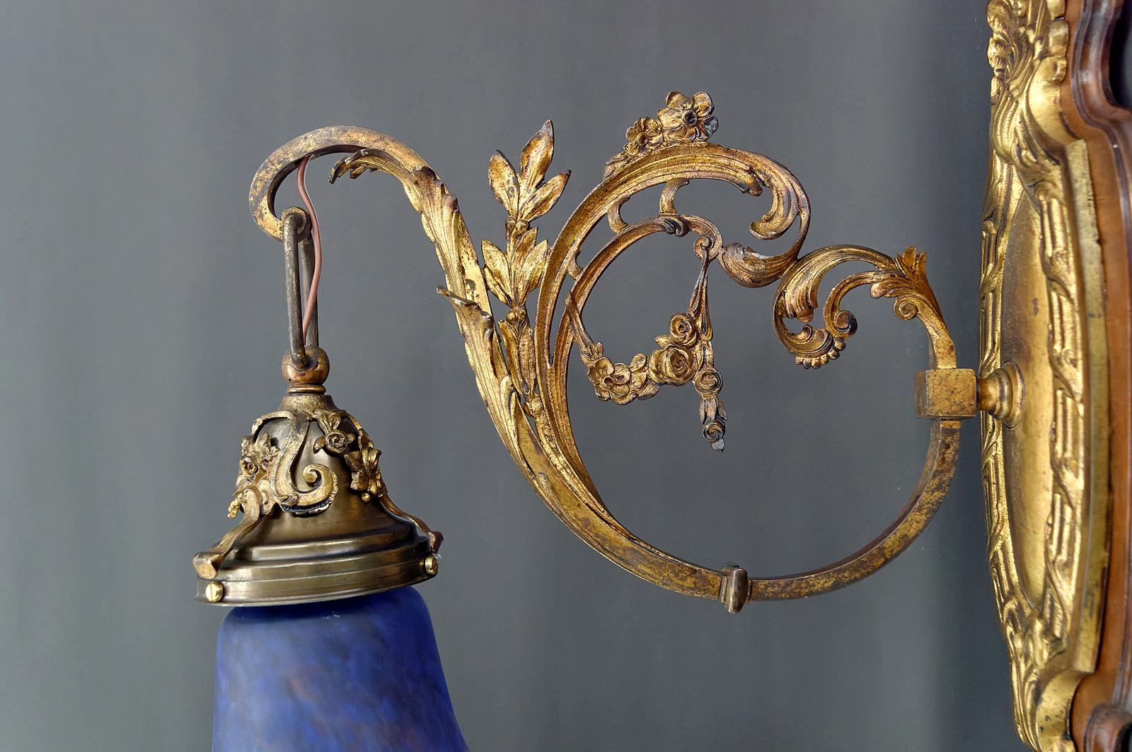 Pair of Rococo / Louis XV wall sconces in gilded bronze, walnut and glass tulips For Sale 8