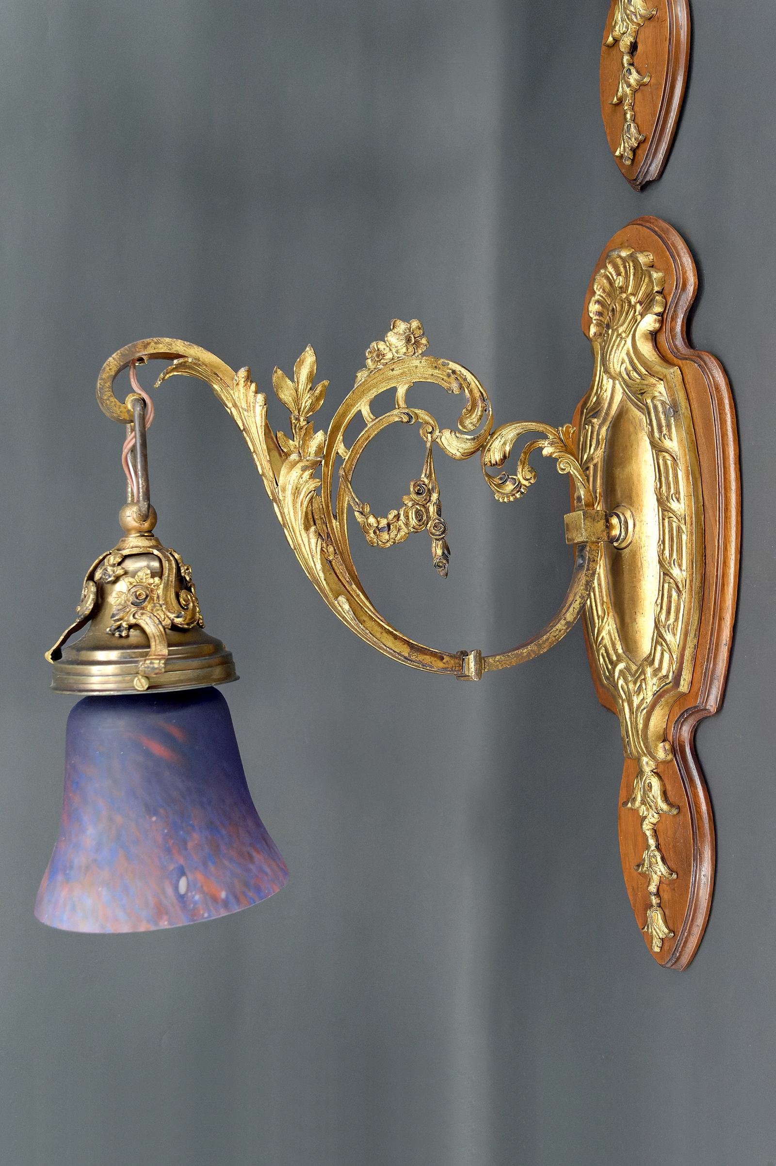 Pair of Rococo / Louis XV wall sconces in gilded bronze, walnut and glass tulips For Sale 9