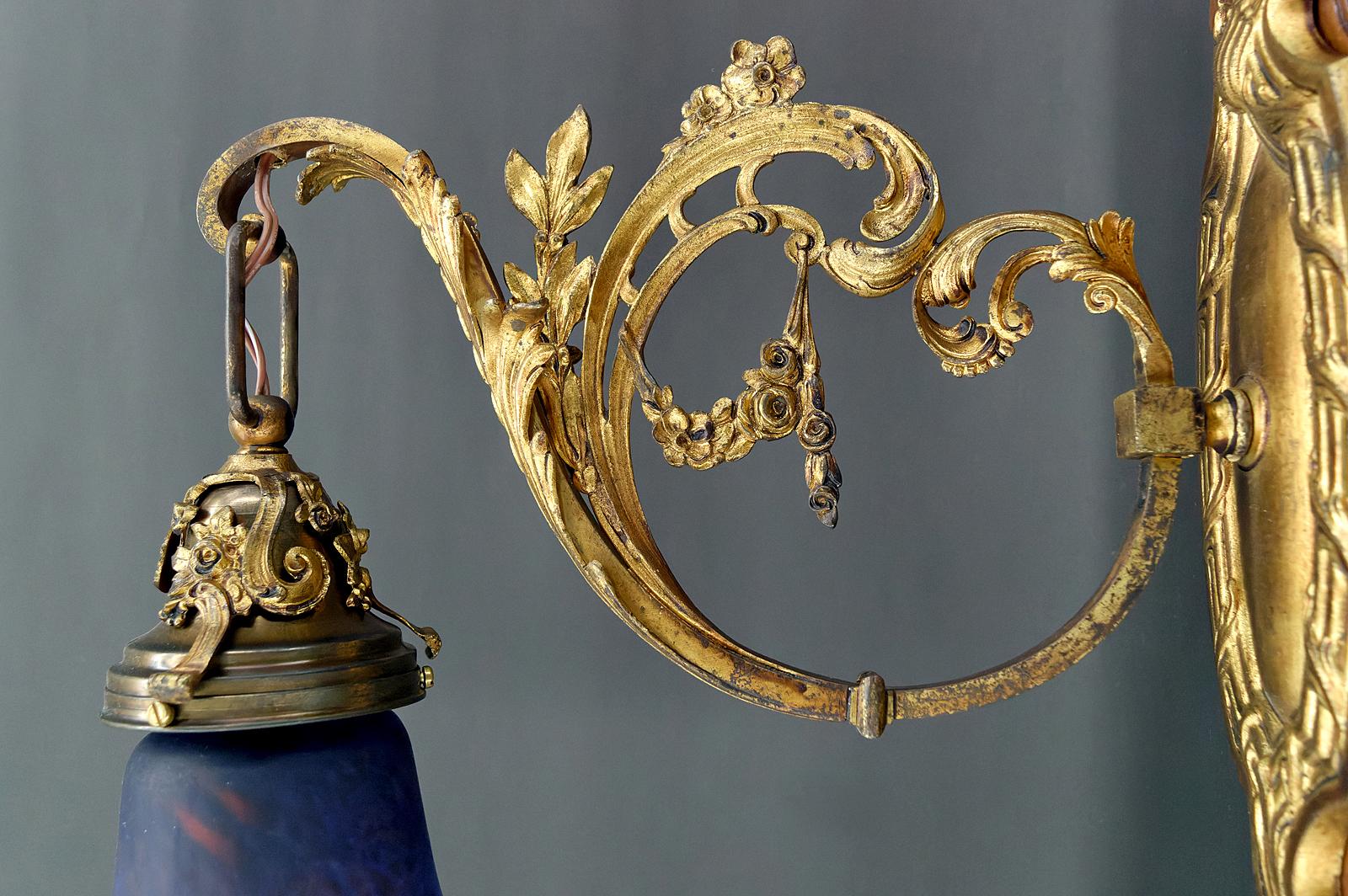 Pair of Rococo / Louis XV wall sconces in gilded bronze, walnut and glass tulips For Sale 10