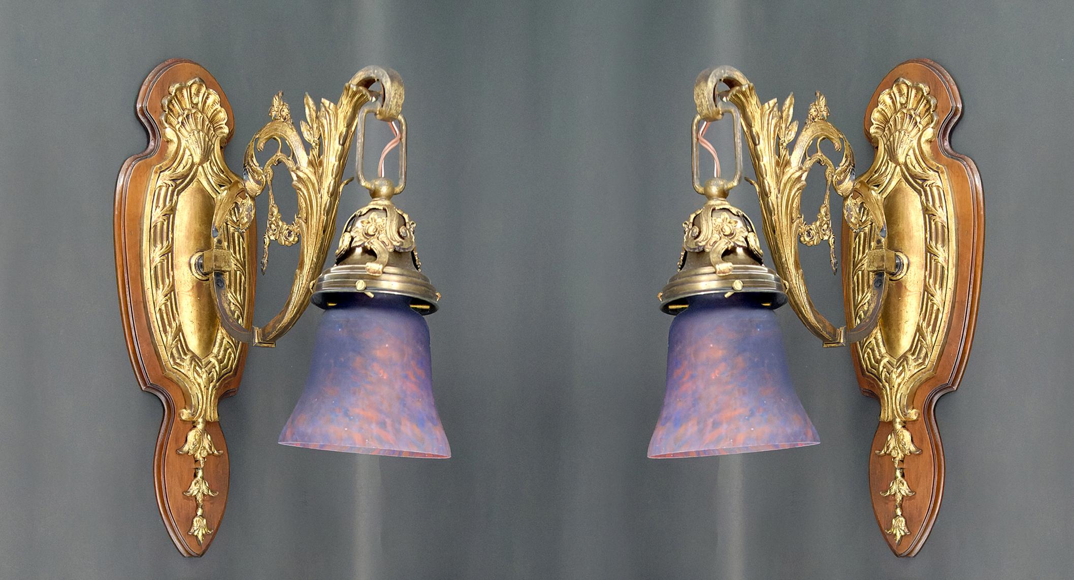 Superb and rare pair of Rococo / Louis XV style wall sconces in gilded bronze, walnut bases and very beautiful 