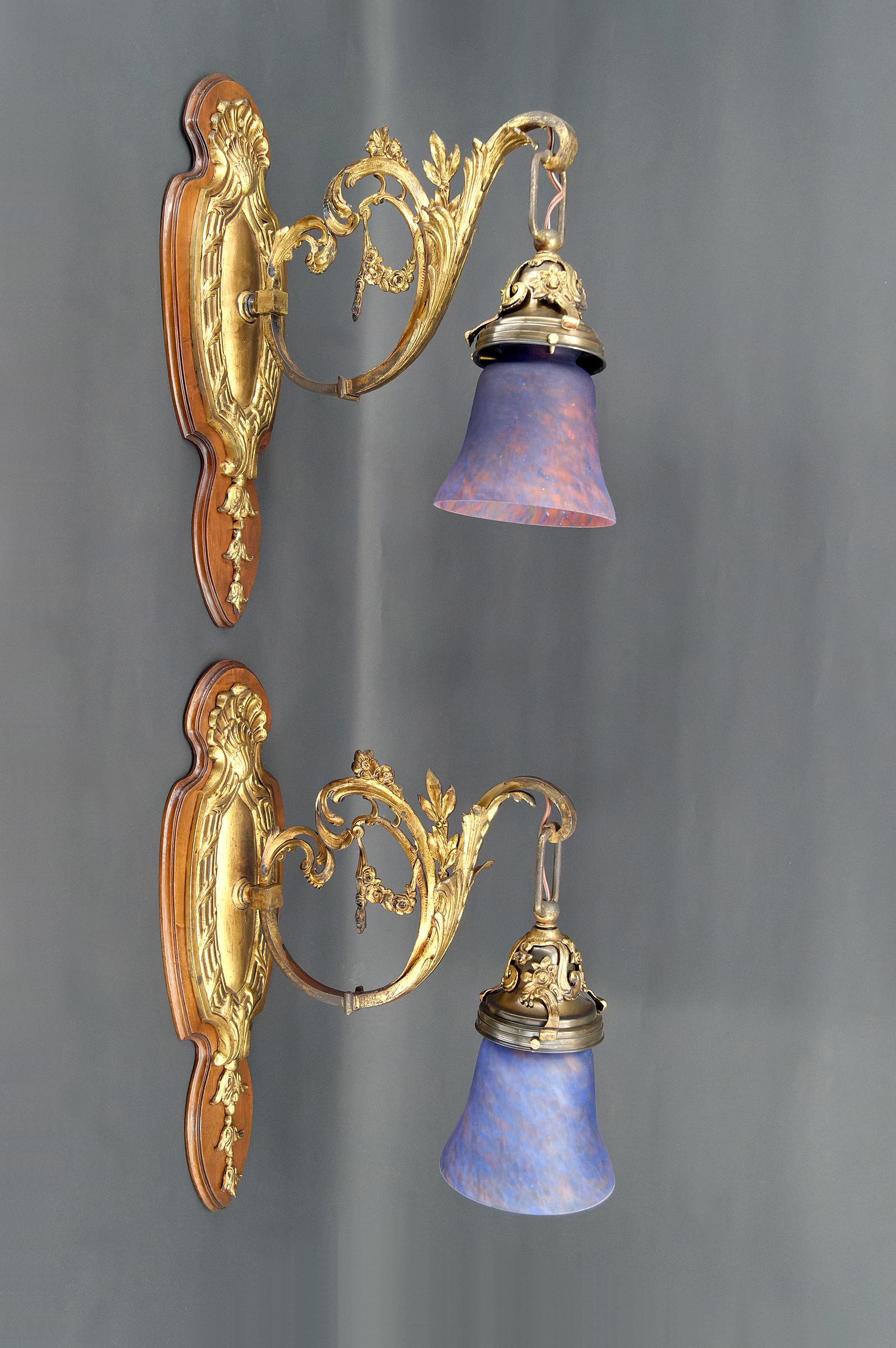 Rococo Revival Pair of Rococo / Louis XV wall sconces in gilded bronze, walnut and glass tulips For Sale
