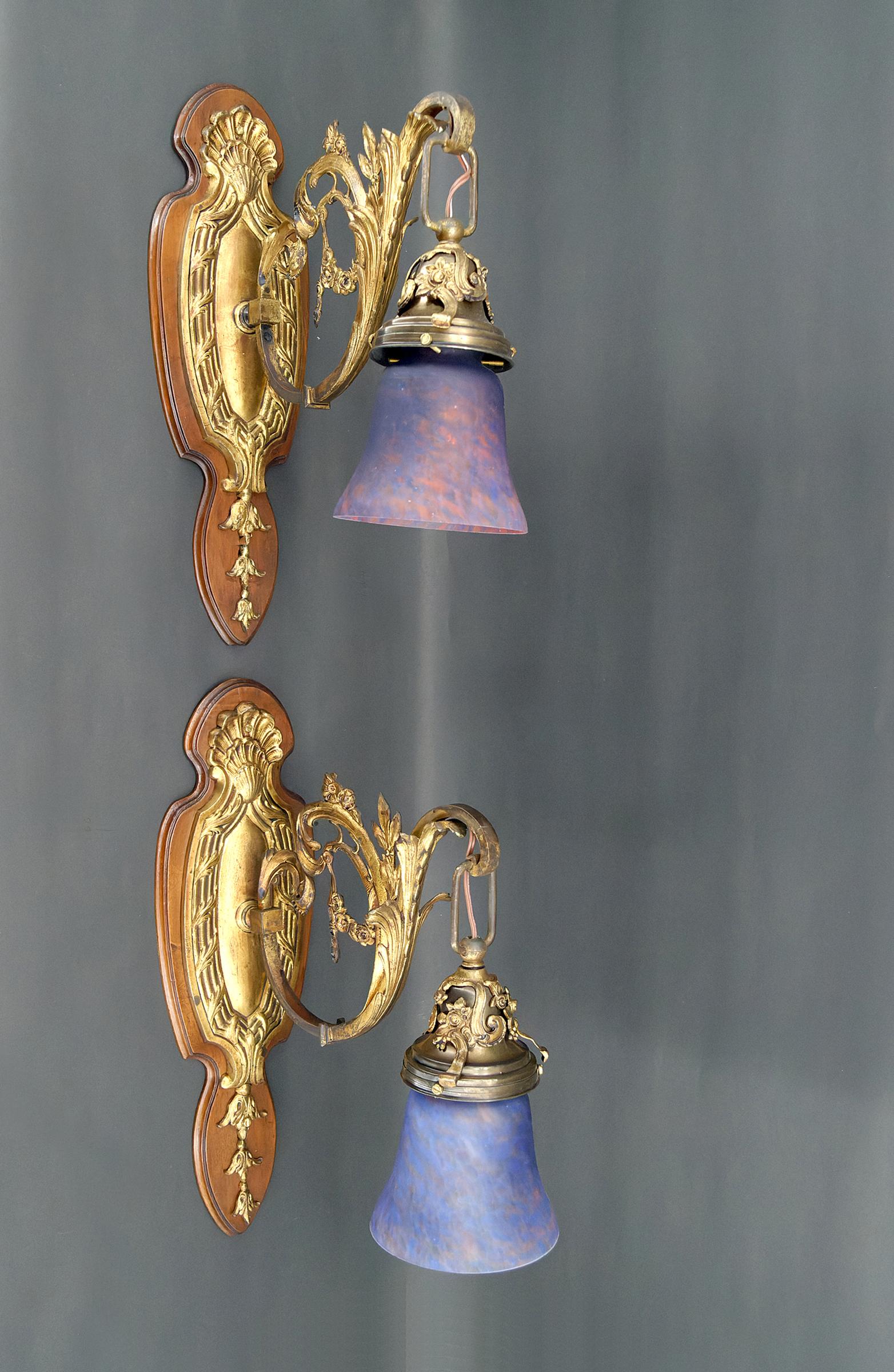 French Pair of Rococo / Louis XV wall sconces in gilded bronze, walnut and glass tulips For Sale