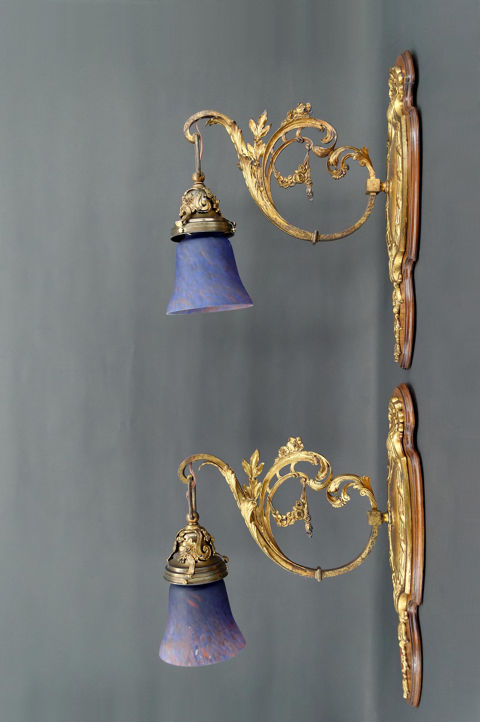 Gilt Pair of Rococo / Louis XV wall sconces in gilded bronze, walnut and glass tulips For Sale