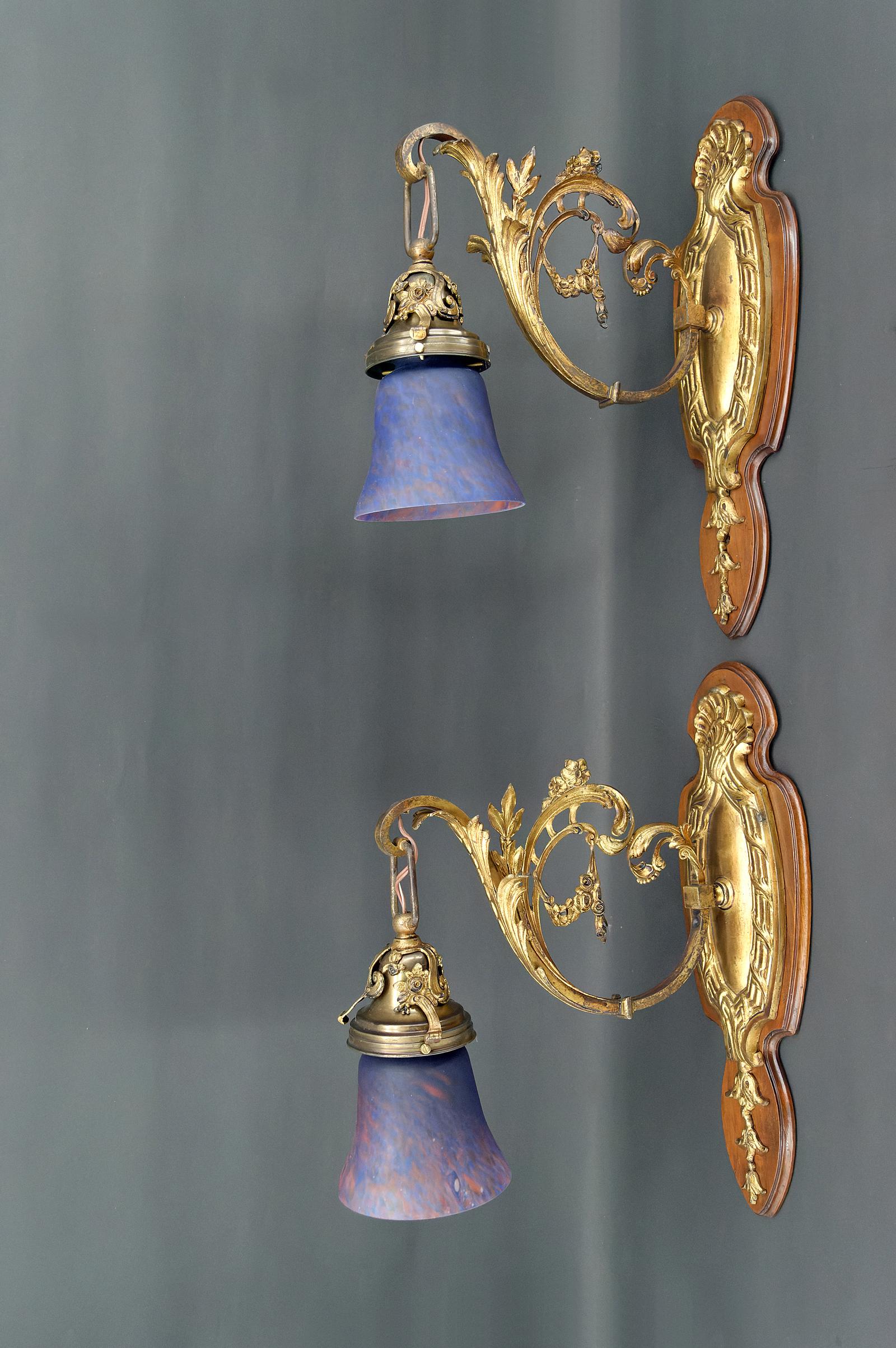 Pair of Rococo / Louis XV wall sconces in gilded bronze, walnut and glass tulips In Good Condition For Sale In VÉZELAY, FR