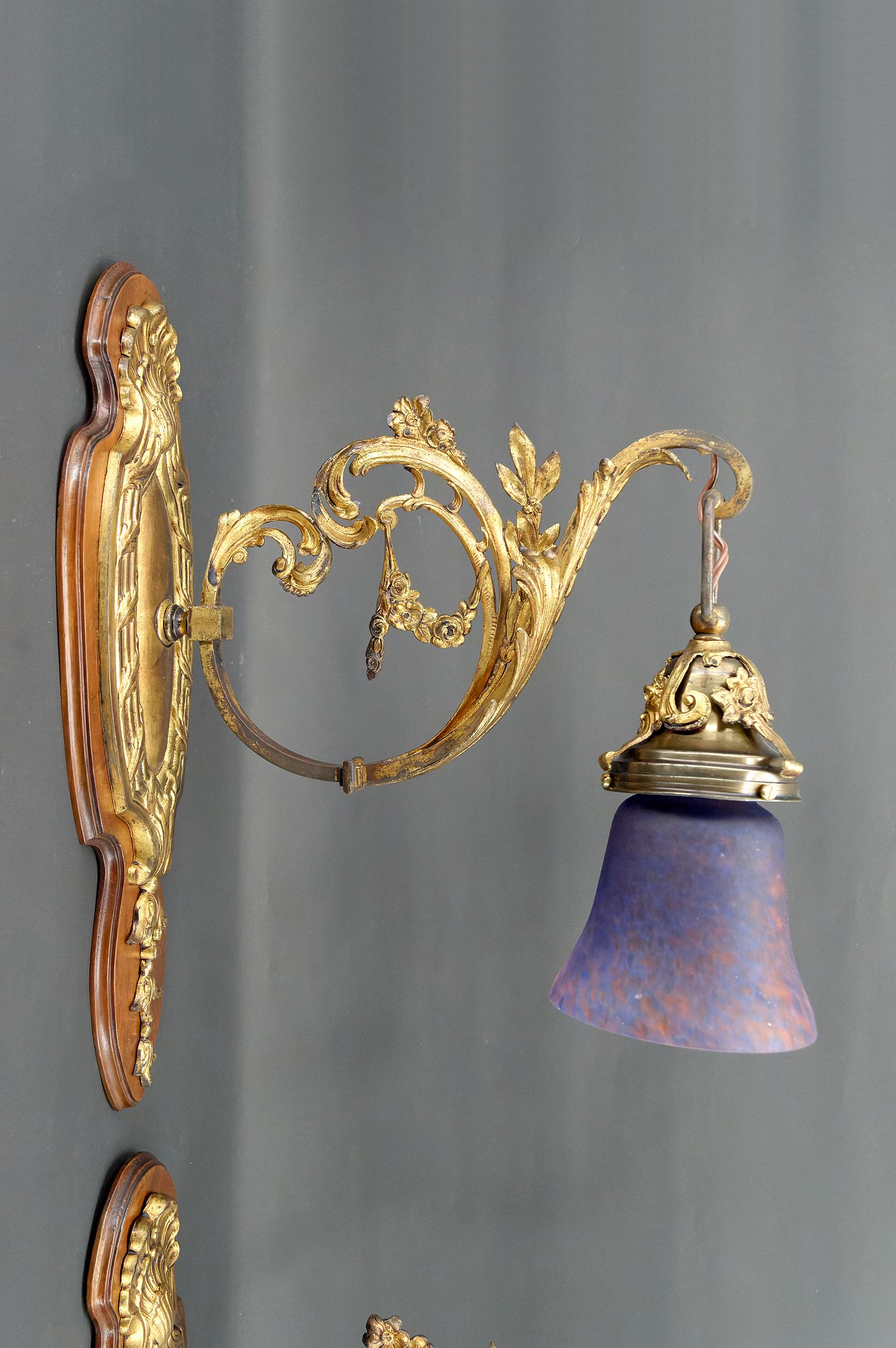 Early 20th Century Pair of Rococo / Louis XV wall sconces in gilded bronze, walnut and glass tulips For Sale