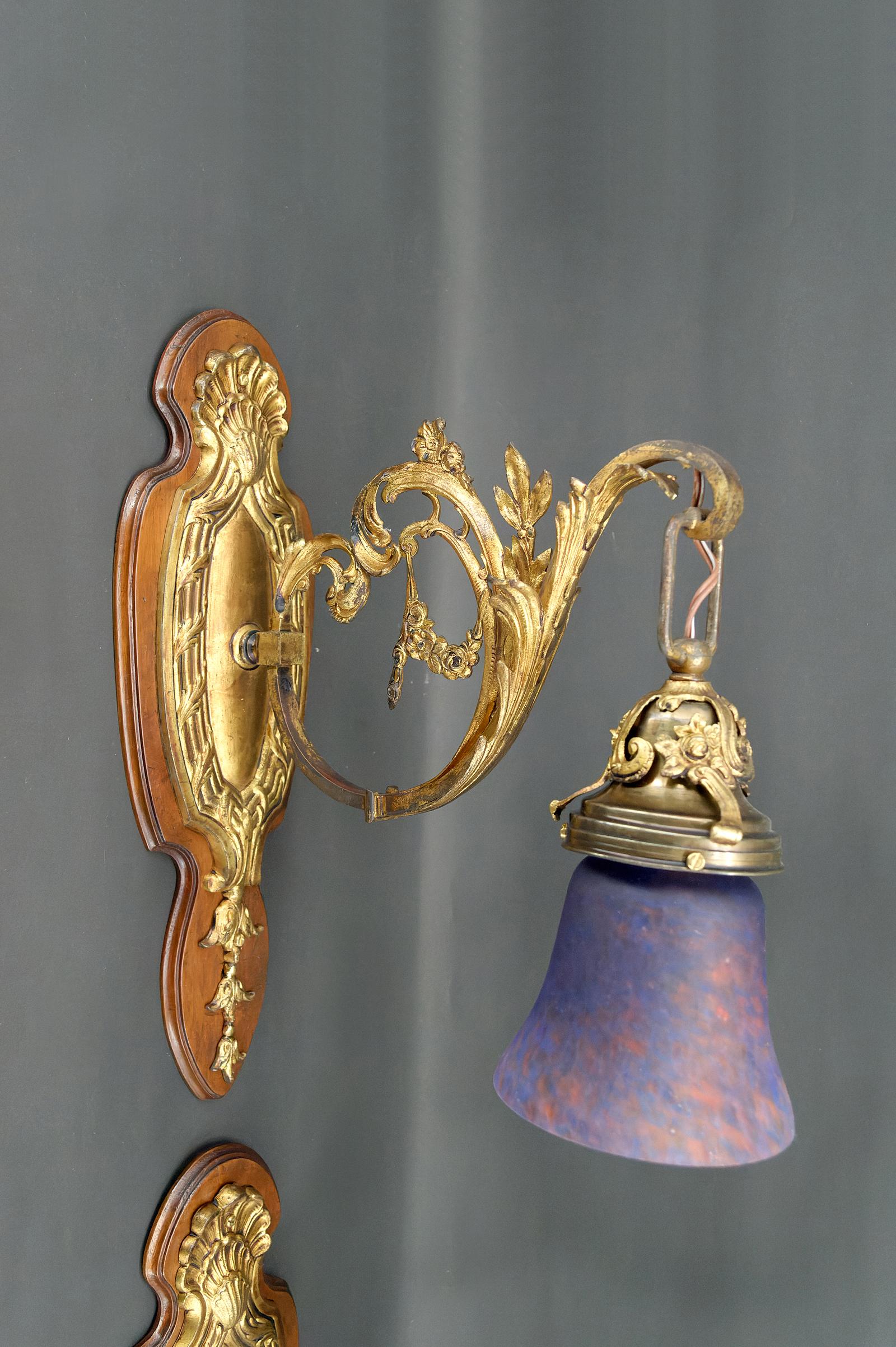 Metal Pair of Rococo / Louis XV wall sconces in gilded bronze, walnut and glass tulips For Sale