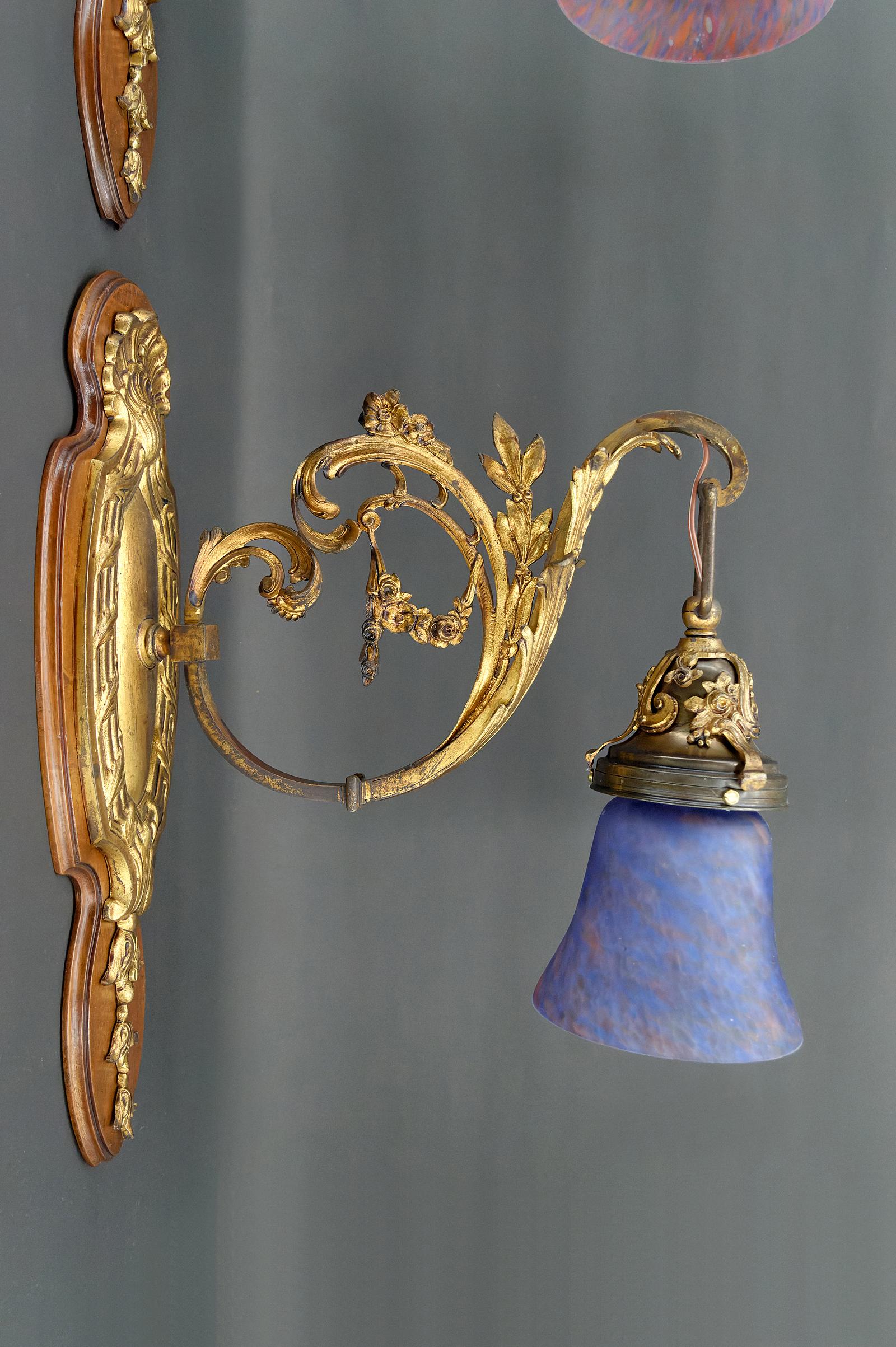 Pair of Rococo / Louis XV wall sconces in gilded bronze, walnut and glass tulips For Sale 1