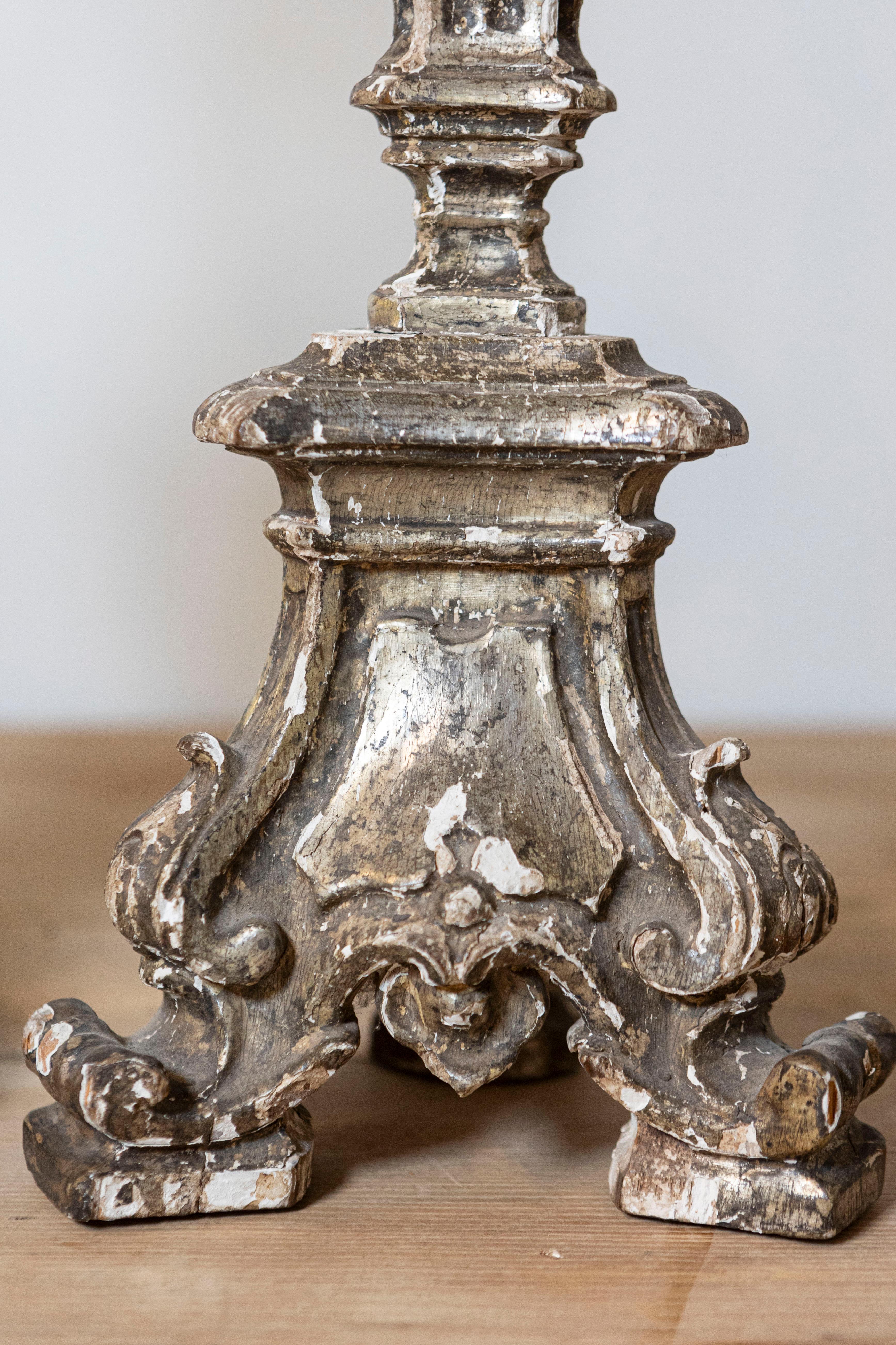 Pareja de Candeleros Italianos Pintados y Tallados del Periodo Rococó Siglo XVIII en venta 1