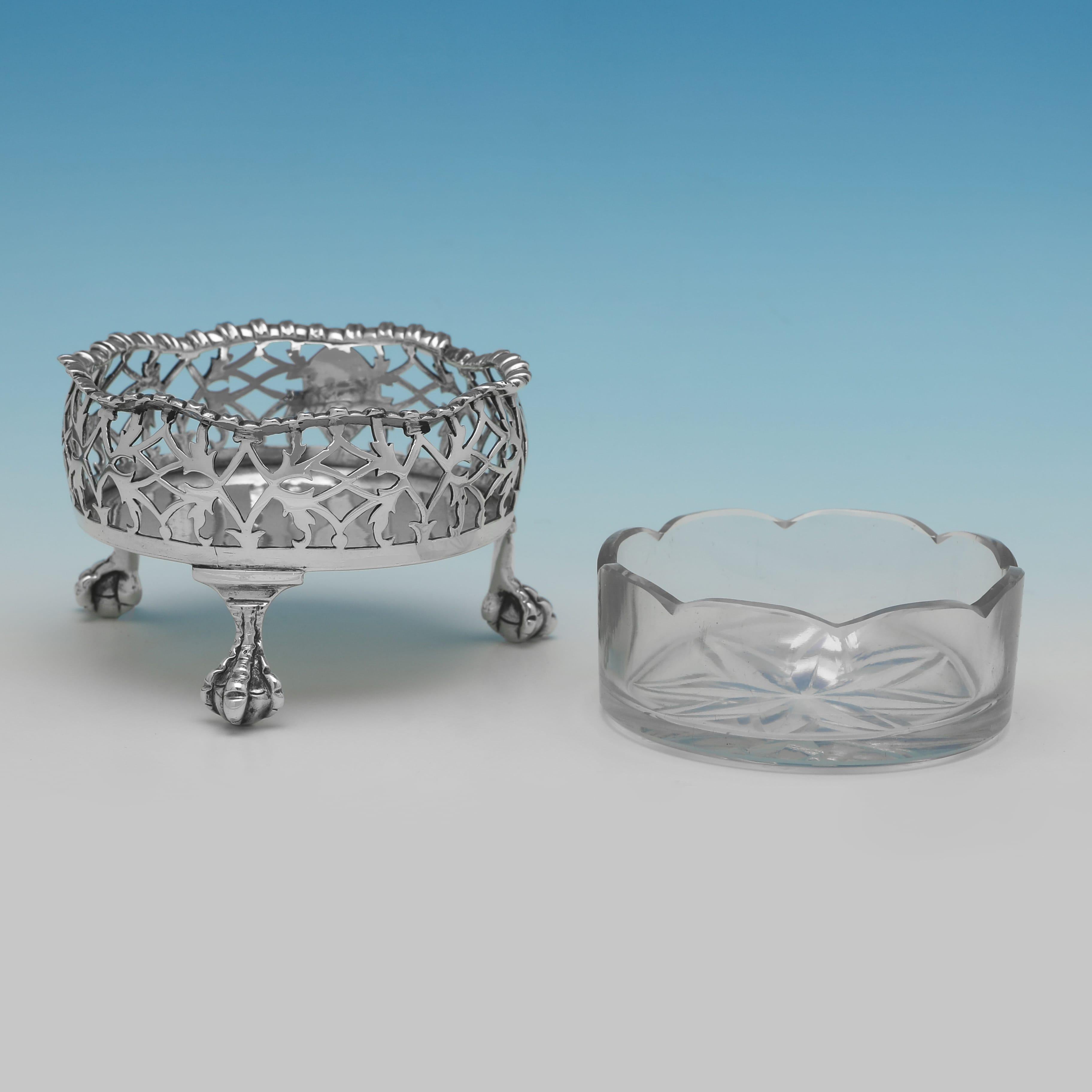 Rococo Paire de salières en argent sterling de la période rococo fabriquées à Londres en 1763 en vente