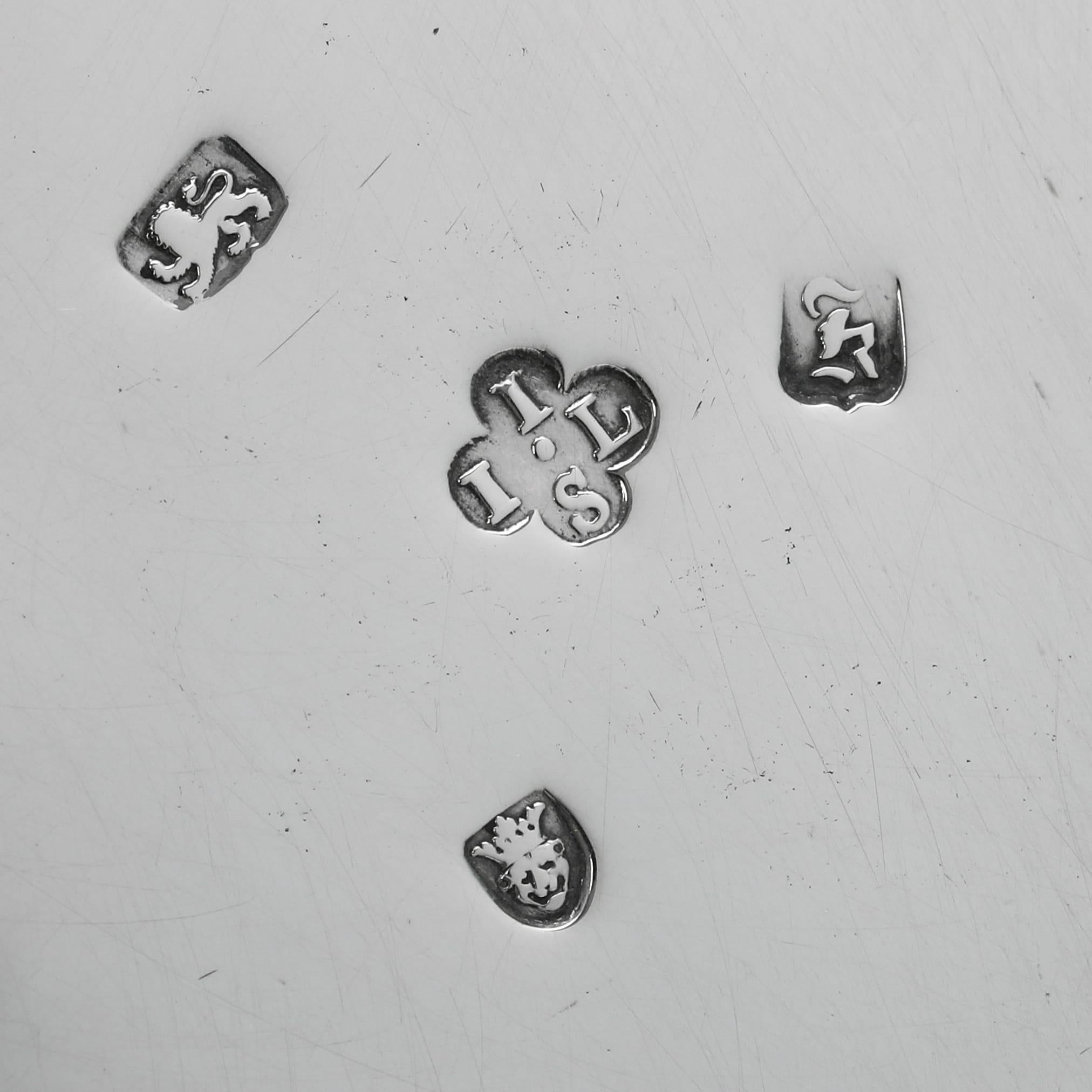 Milieu du XVIIIe siècle Paire de salières en argent sterling de la période rococo fabriquées à Londres en 1763 en vente