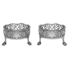 Pareja de saleros de plata de ley de la época rococó fabricados en Londres en 1763