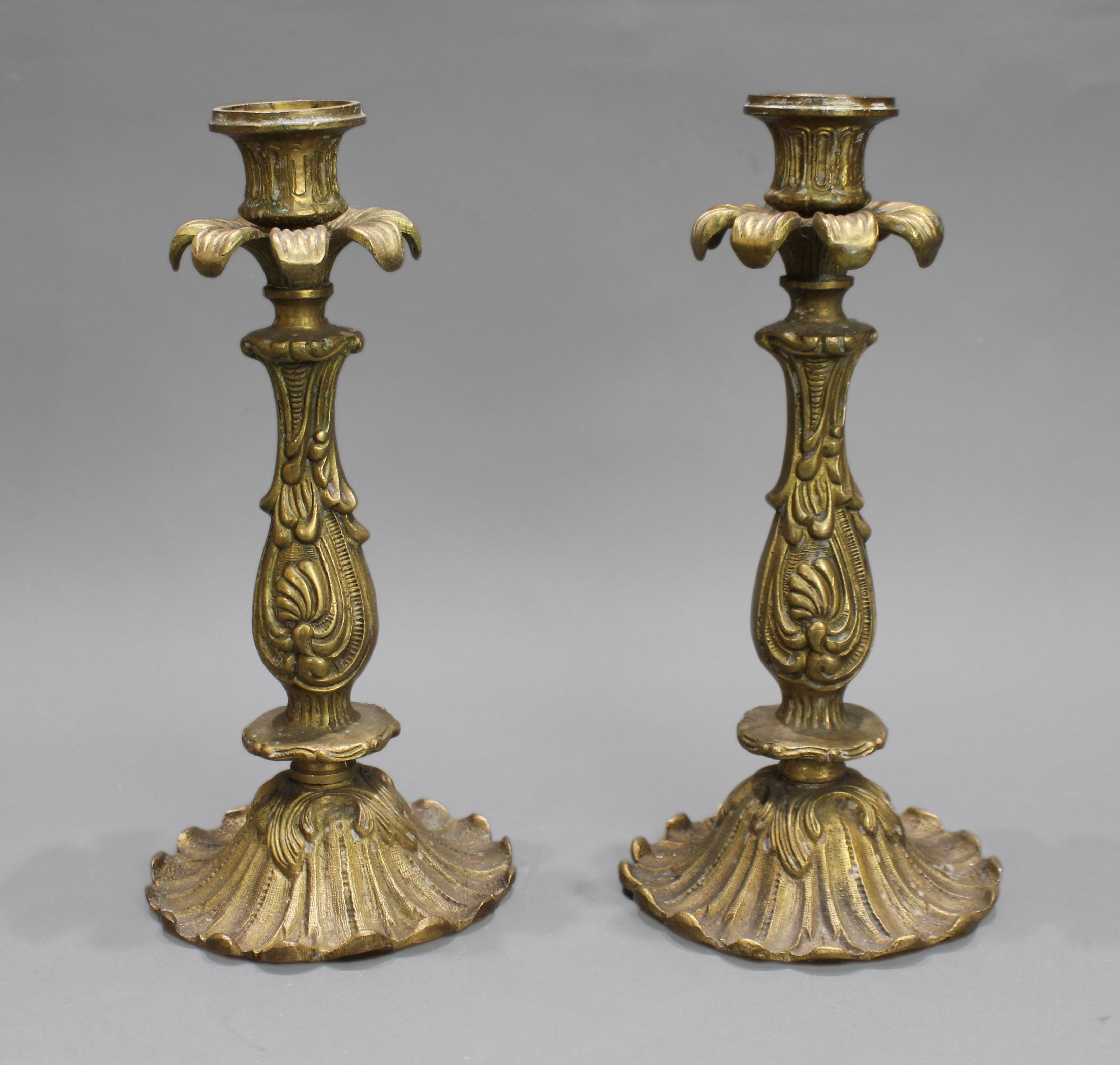 Paire de chandeliers en laiton moulé de style néo-rococo, Continental, vers 1900

Une belle paire de chandeliers en laiton coulé de style néo-rococo, datant du début du 20e siècle, vers 1900. Probablement d'origine européenne continentale, peut-être