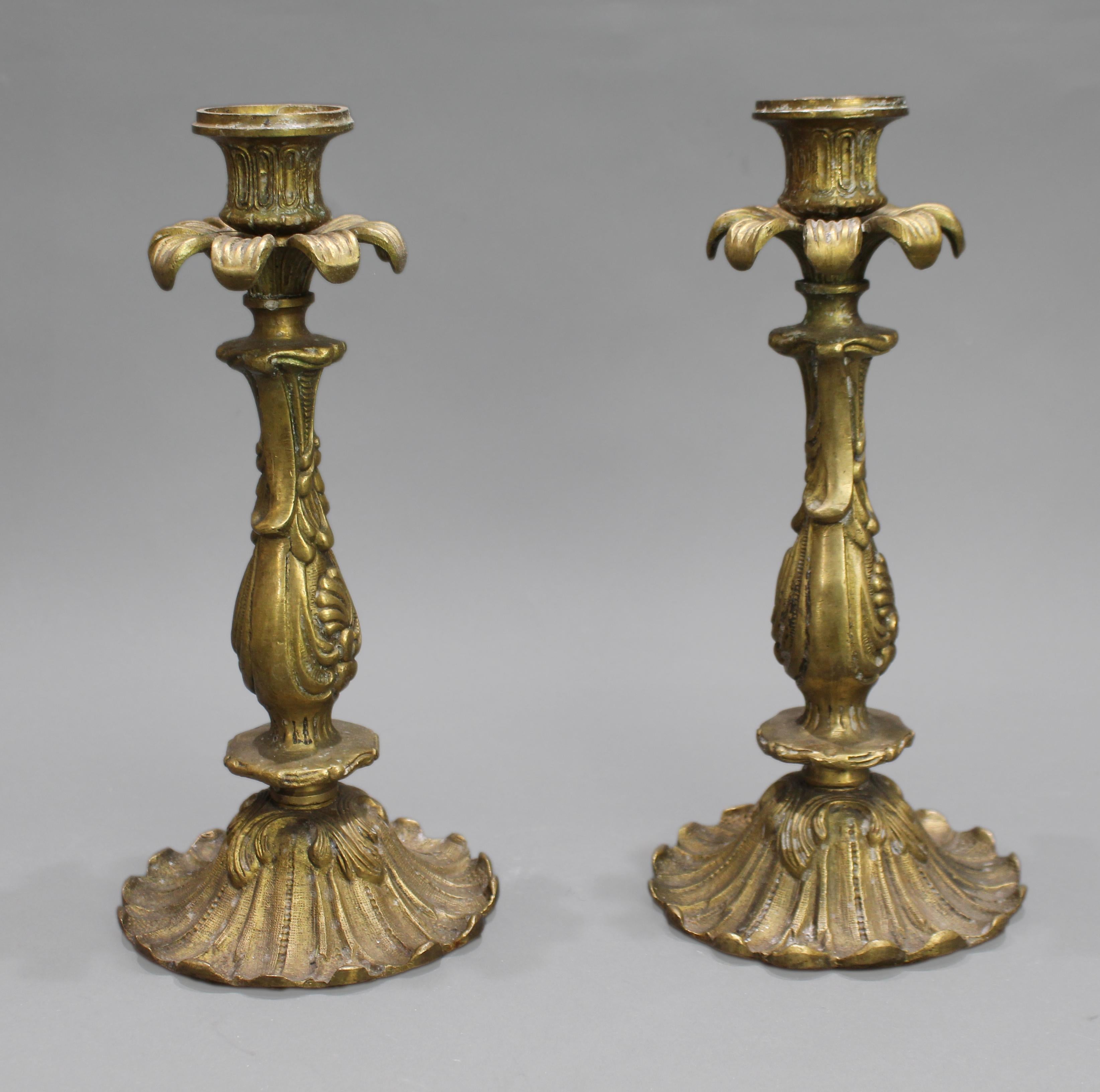 Européen Paire de chandeliers en laiton moulé de style néo-rococo - Continental, c.1900 en vente