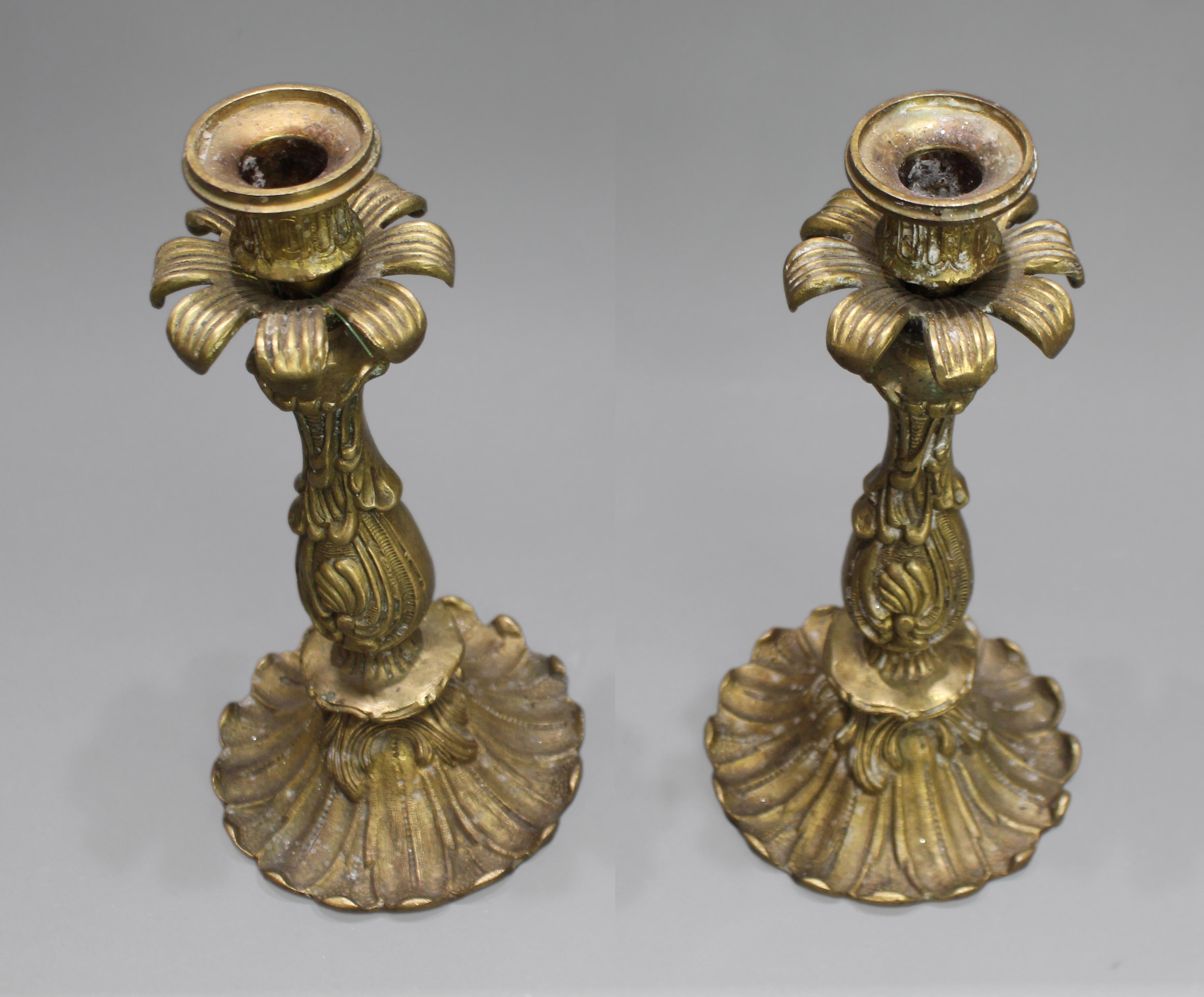Paire de chandeliers en laiton moulé de style néo-rococo - Continental, c.1900 Bon état - En vente à Worcester, GB