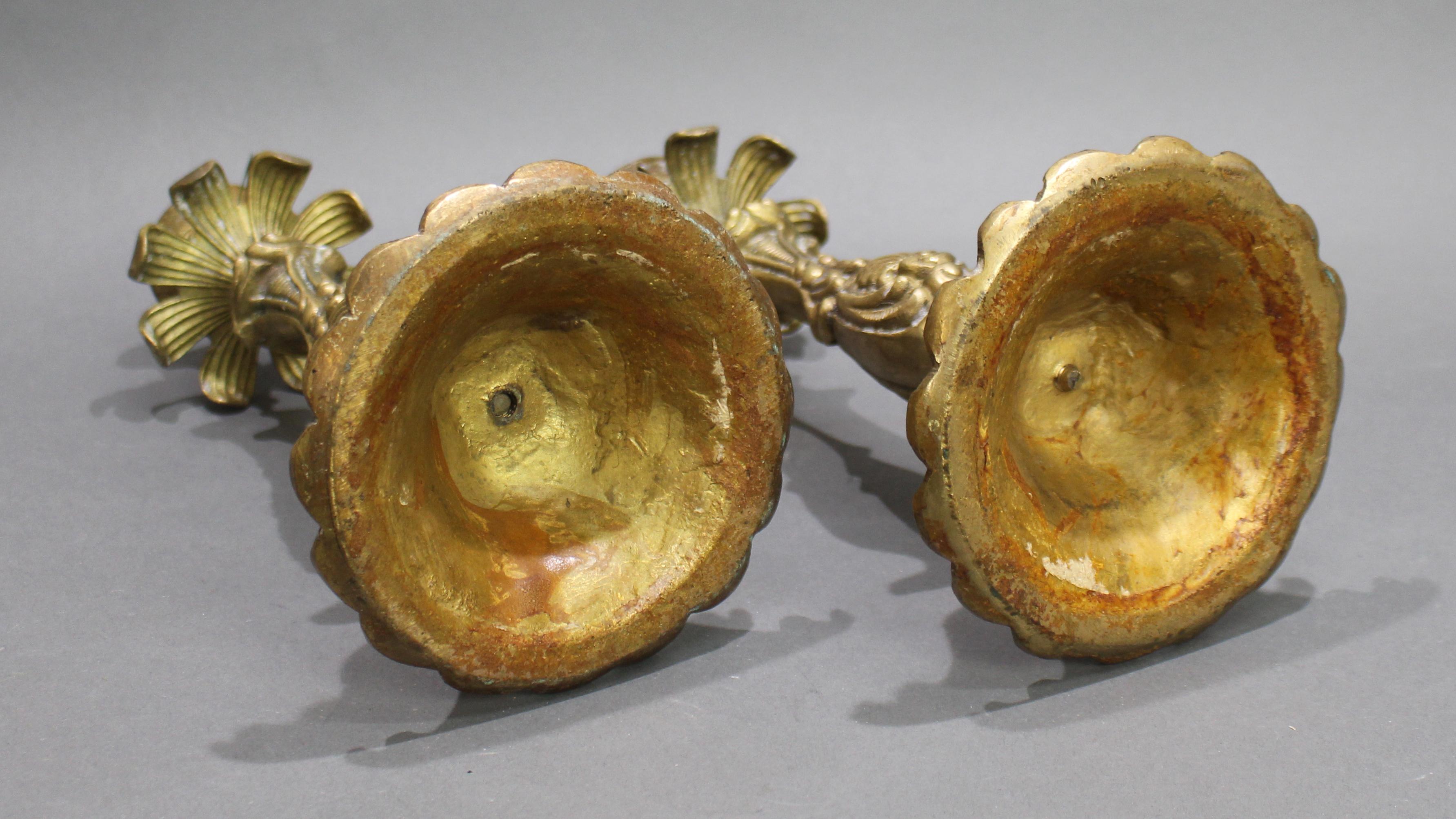 20ième siècle Paire de chandeliers en laiton moulé de style néo-rococo - Continental, c.1900 en vente