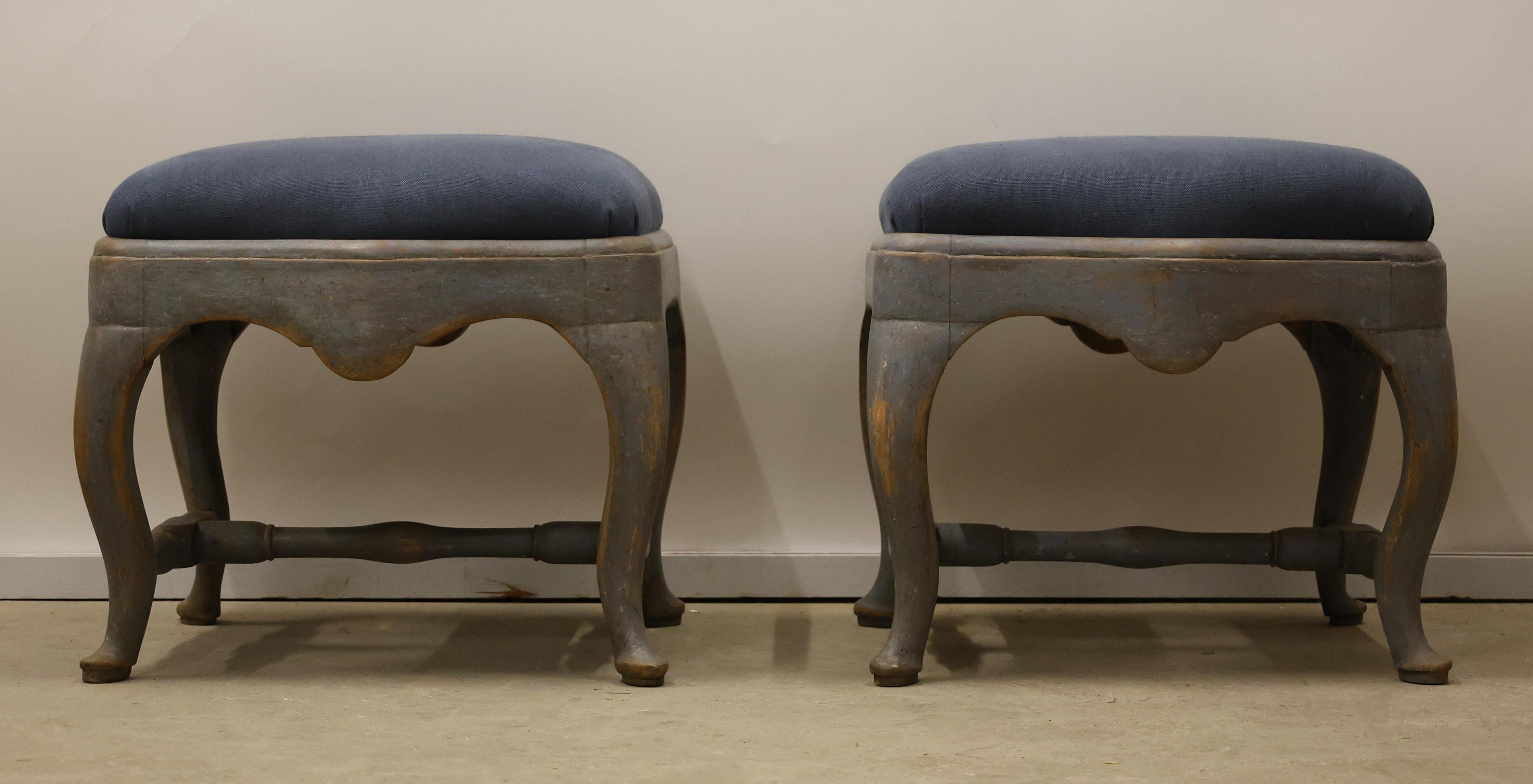 Paire de tabourets rococo fabriqués à Stockholm. Leur design élégant s'impose de lui-même, sans qu'il soit nécessaire de recourir à des sculptures décoratives. Les sièges sont amovibles pour plus de commodité.