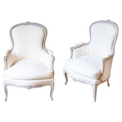Pareja de sillas Bergère suecas pintadas y talladas en gris claro, estilo rococó, de la década de 1890