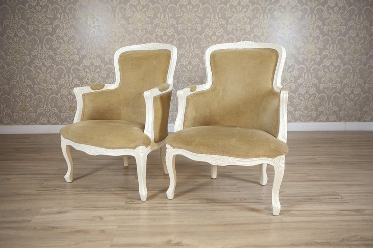 Paire de chaises bergères en hêtre de style rococo, fin du 20e siècle

Ces fauteuils bergère d'inspiration rococo, fabriqués en hêtre, sont d'une élégance raffinée. Leurs silhouettes gracieuses sont accentuées par des lignes légèrement incurvées et