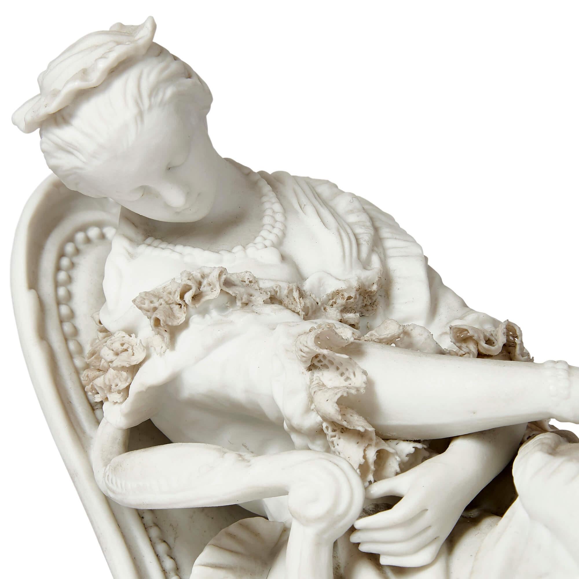 XIXe siècle Paire de figures féminines en porcelaine biscuit de style rococo en vente