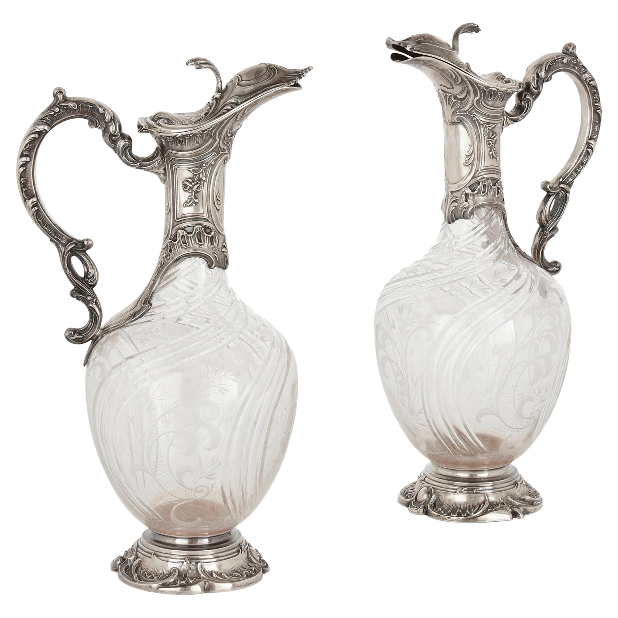 Paire de pichets en verre taillé et argent de style rococo par Charles Hack en vente