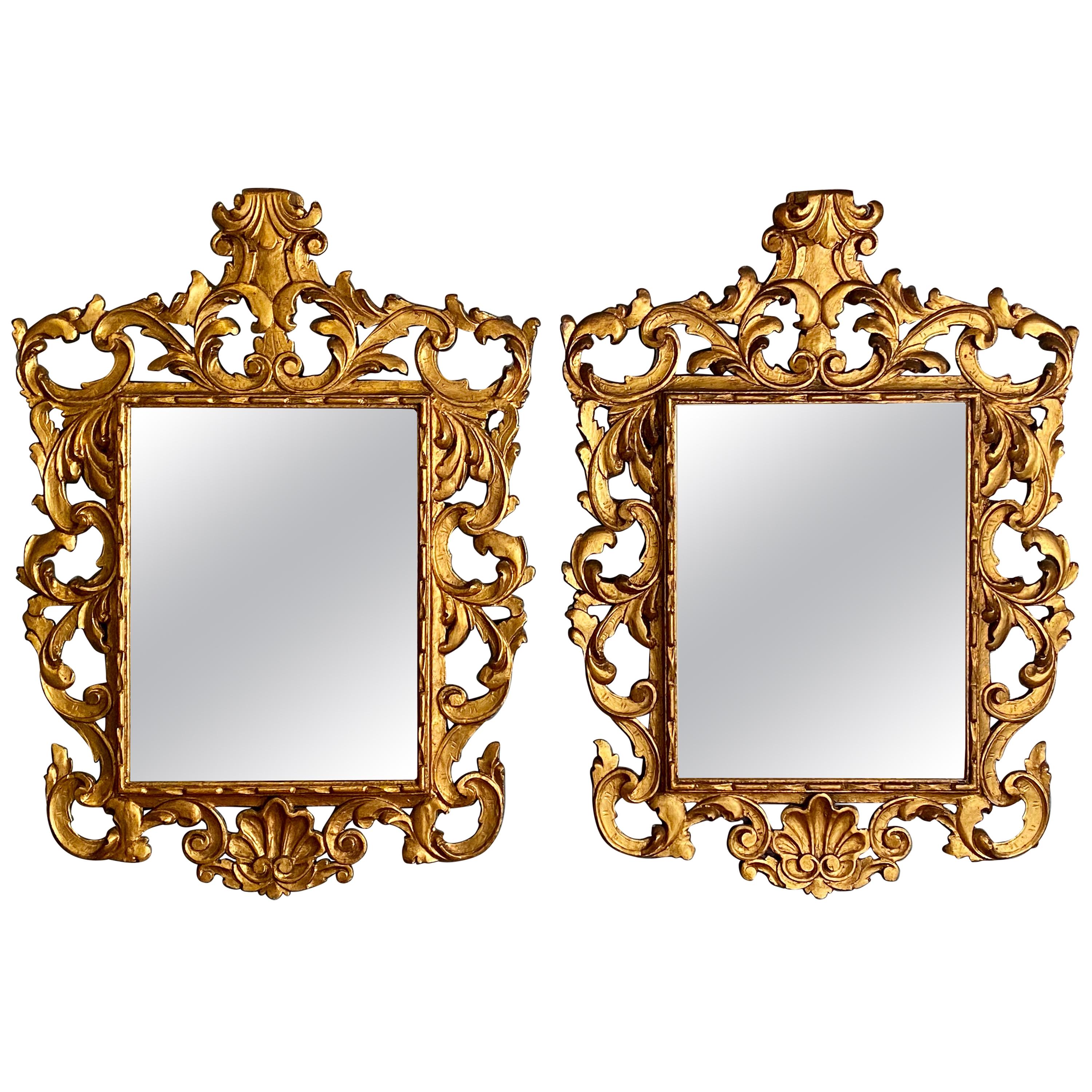 Paire de miroirs muraux ou consoles de style rococo avec cadre et entourage en bois doré sculpté en vente