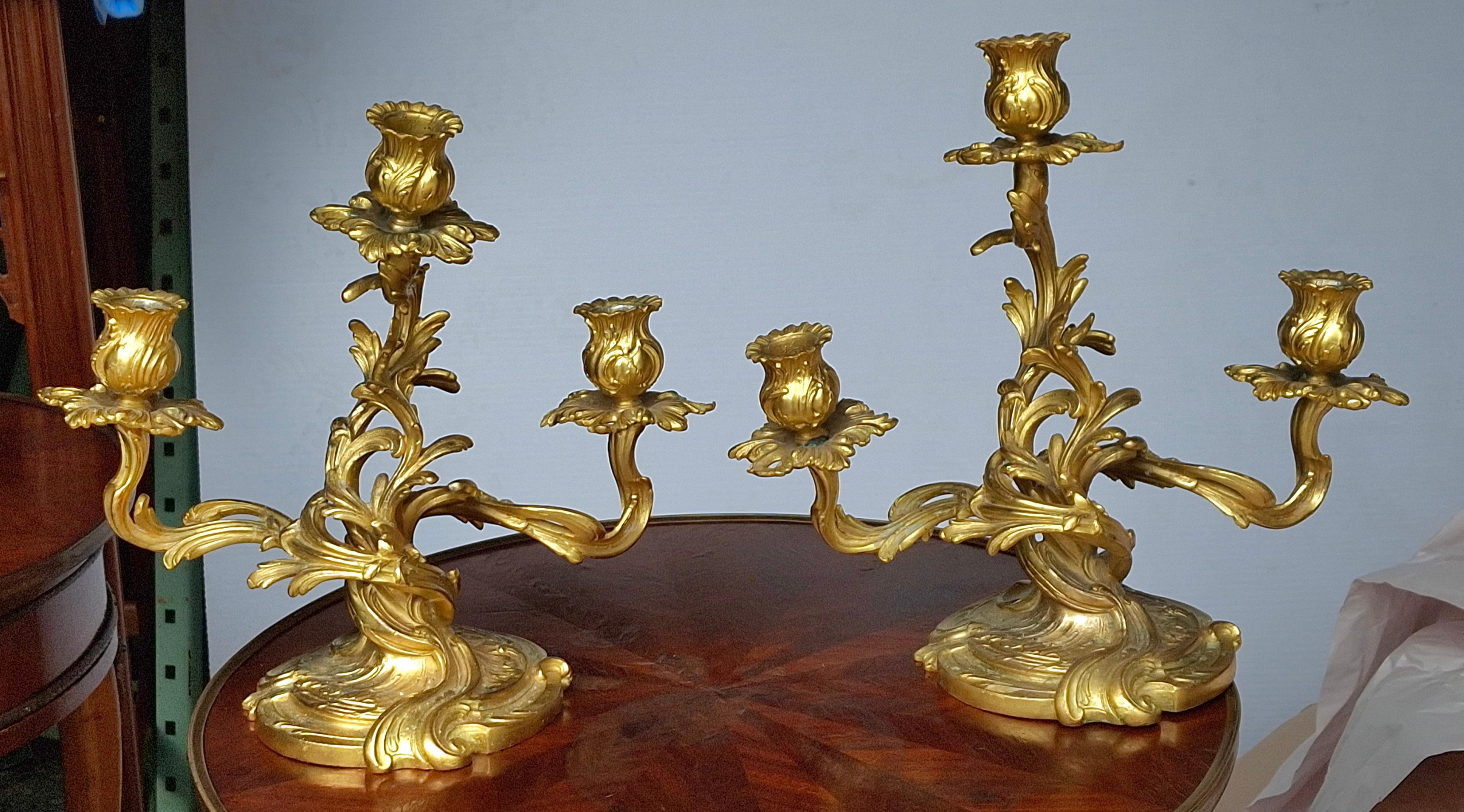 Rococò Coppia di candelabri a tre luci in stile rococò del 20° secolo, dorati e dorati in vendita