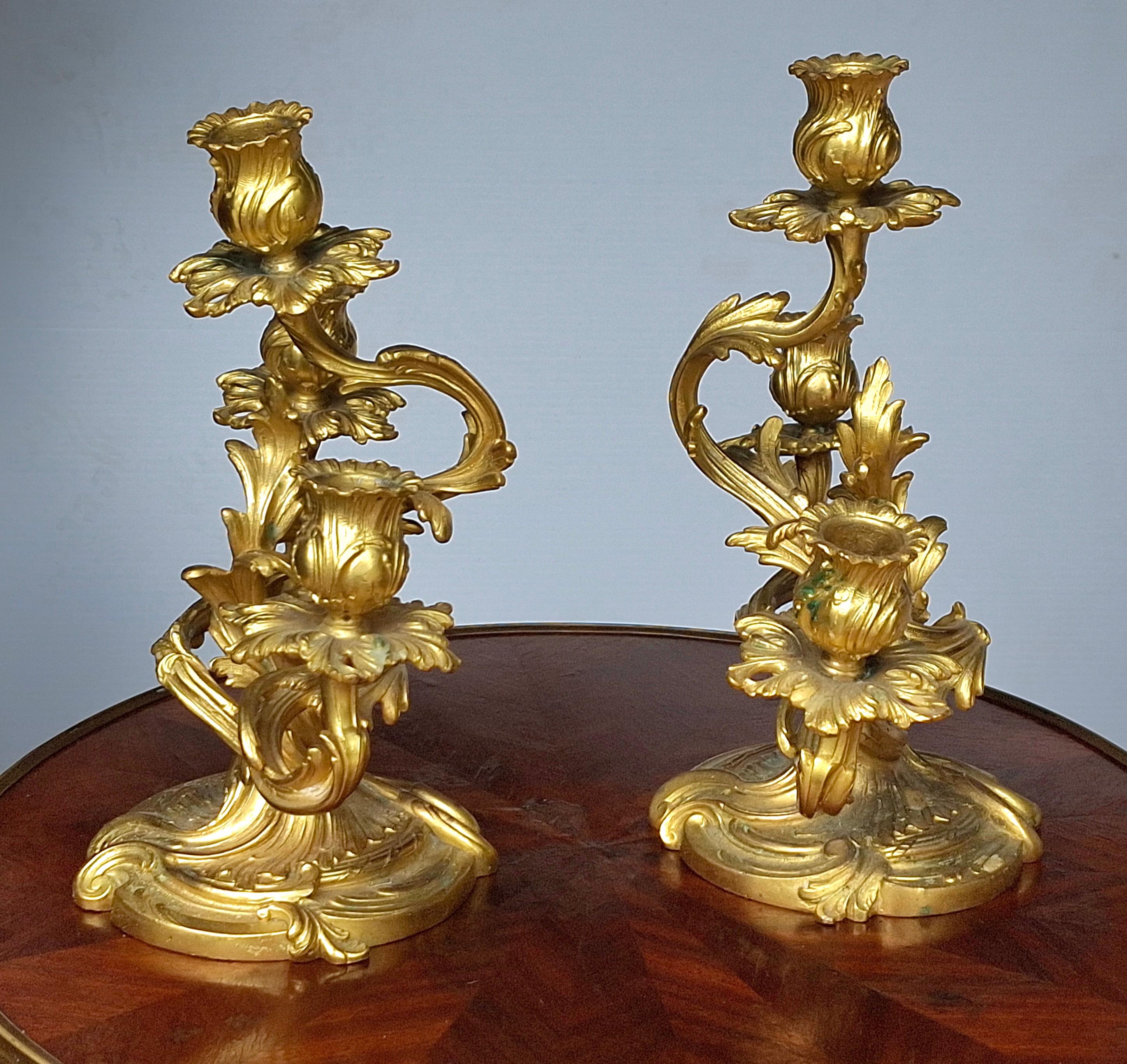 Sconosciuto Coppia di candelabri a tre luci in stile rococò del 20° secolo, dorati e dorati in vendita