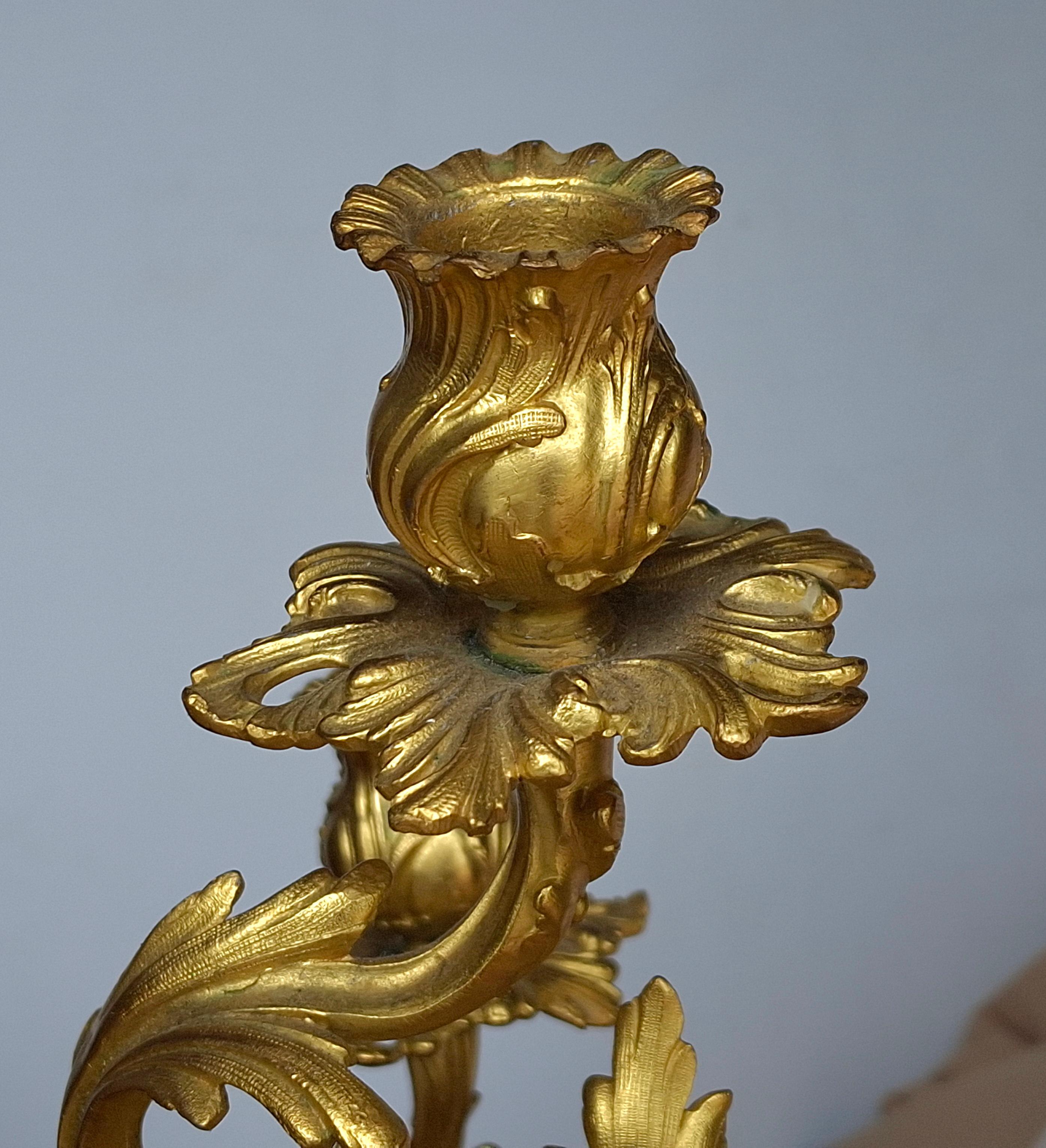 XX secolo Coppia di candelabri a tre luci in stile rococò del 20° secolo, dorati e dorati in vendita