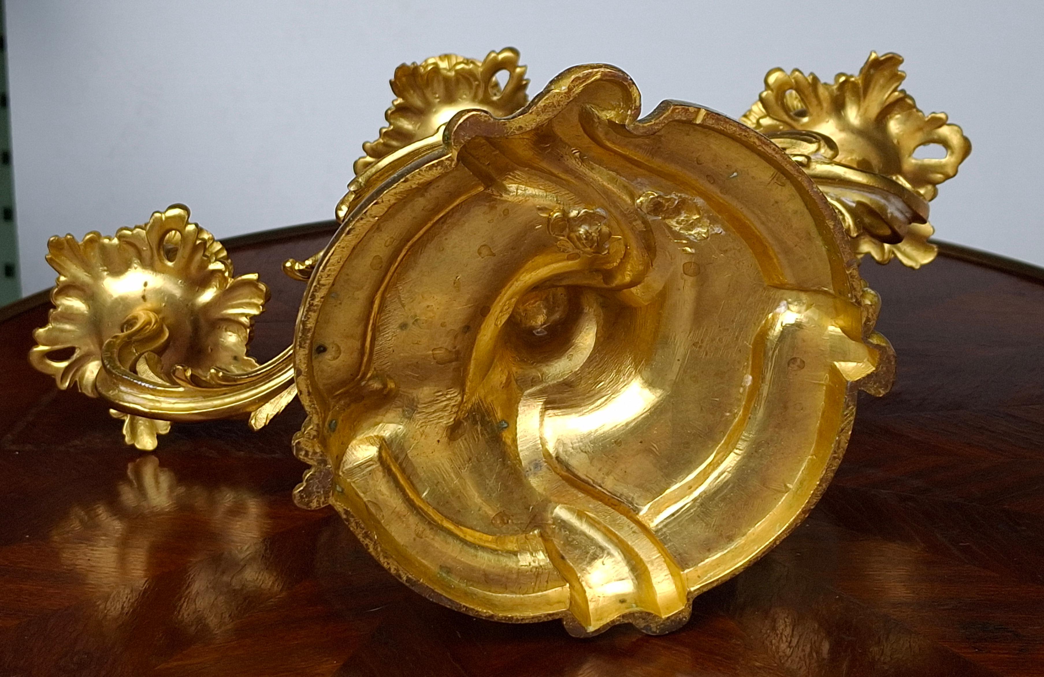 Coppia di candelabri a tre luci in stile rococò del 20° secolo, dorati e dorati in vendita 1