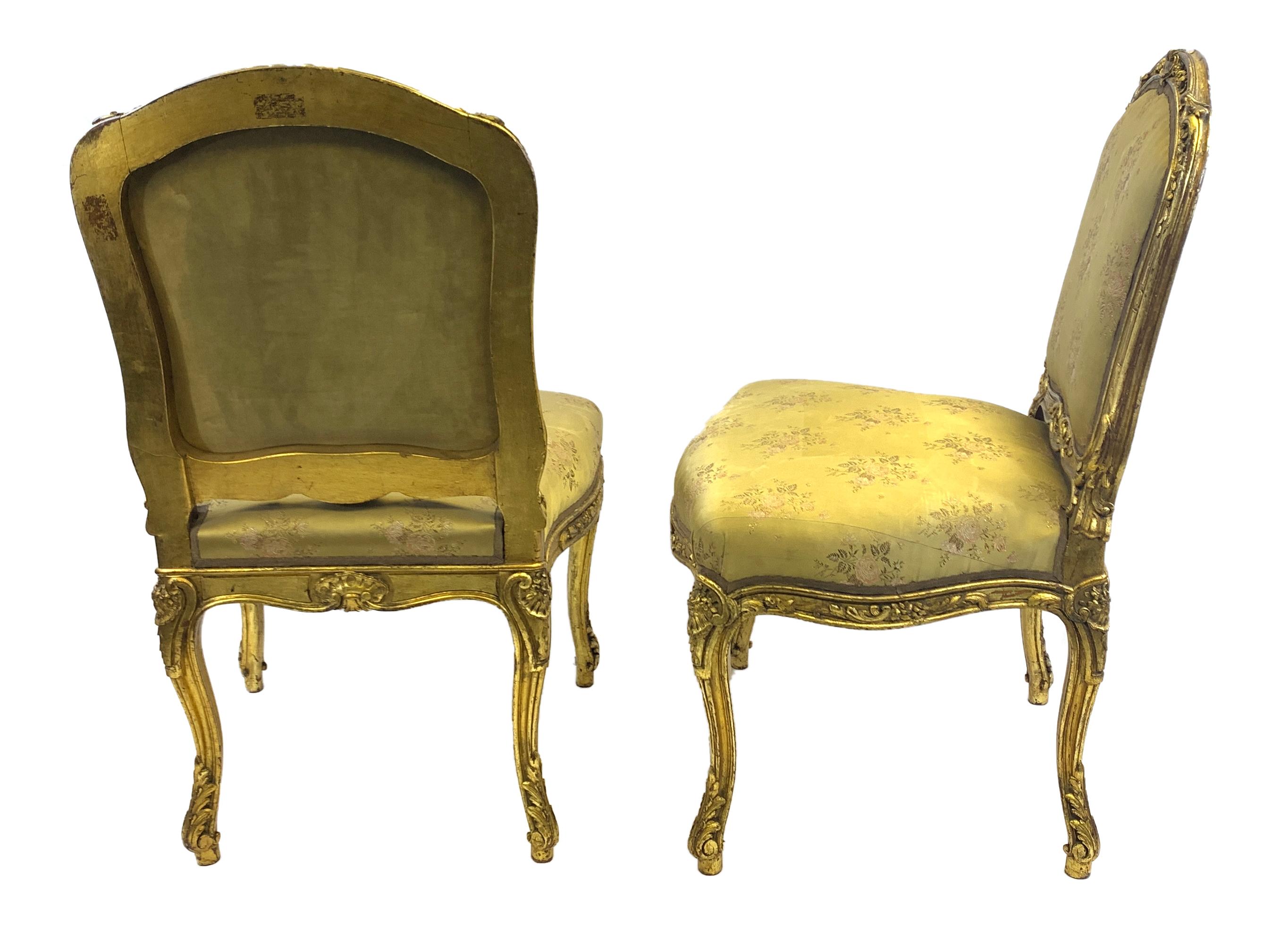 Paar Beistellstühle aus vergoldetem Holz im Rokoko-Stil, spätes 19. Jahrhundert (Vergoldetes Holz) im Angebot