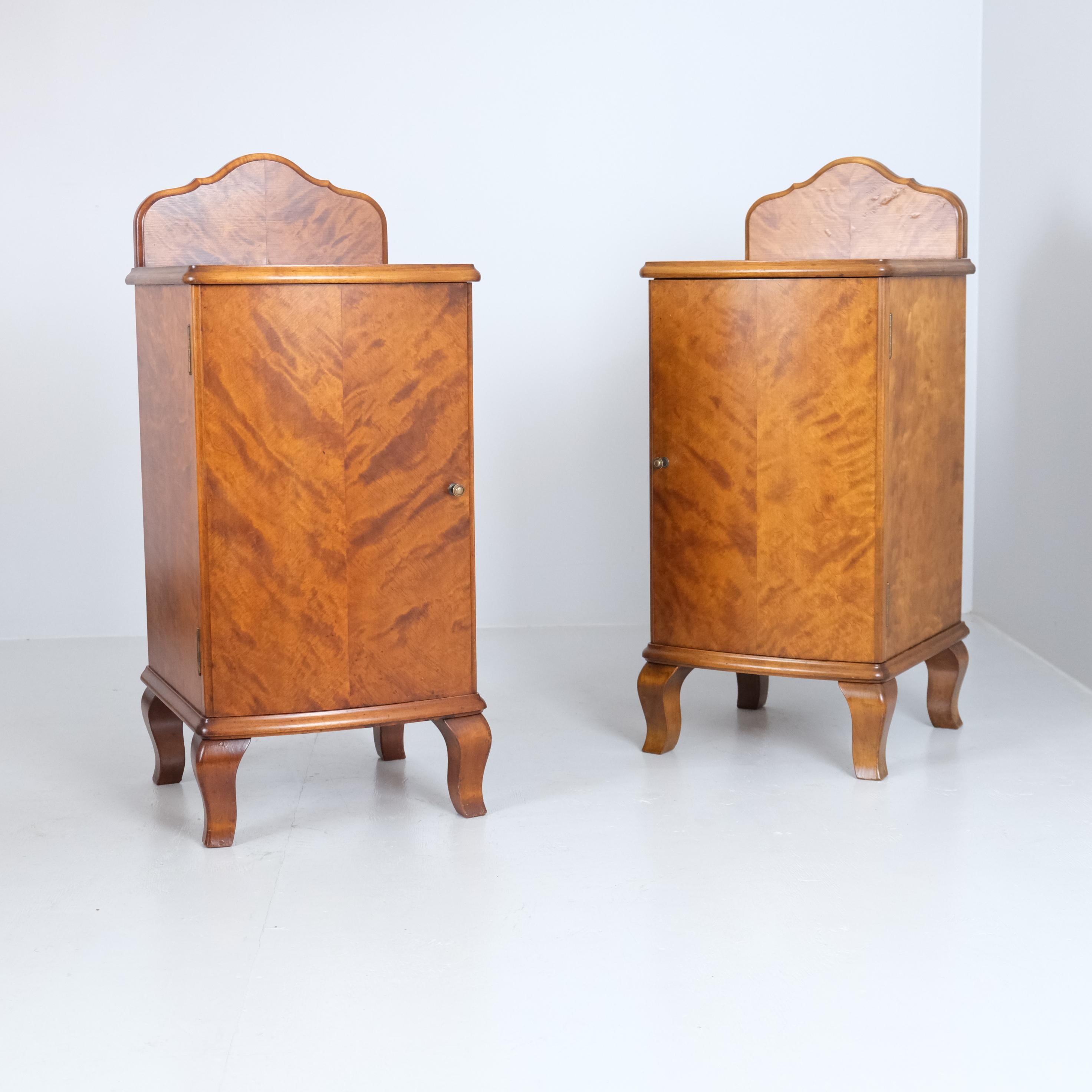 Coppia di comodini in stile rococò in betulla fiammeggiante, Finlandia, inizio XX secolo in vendita 4