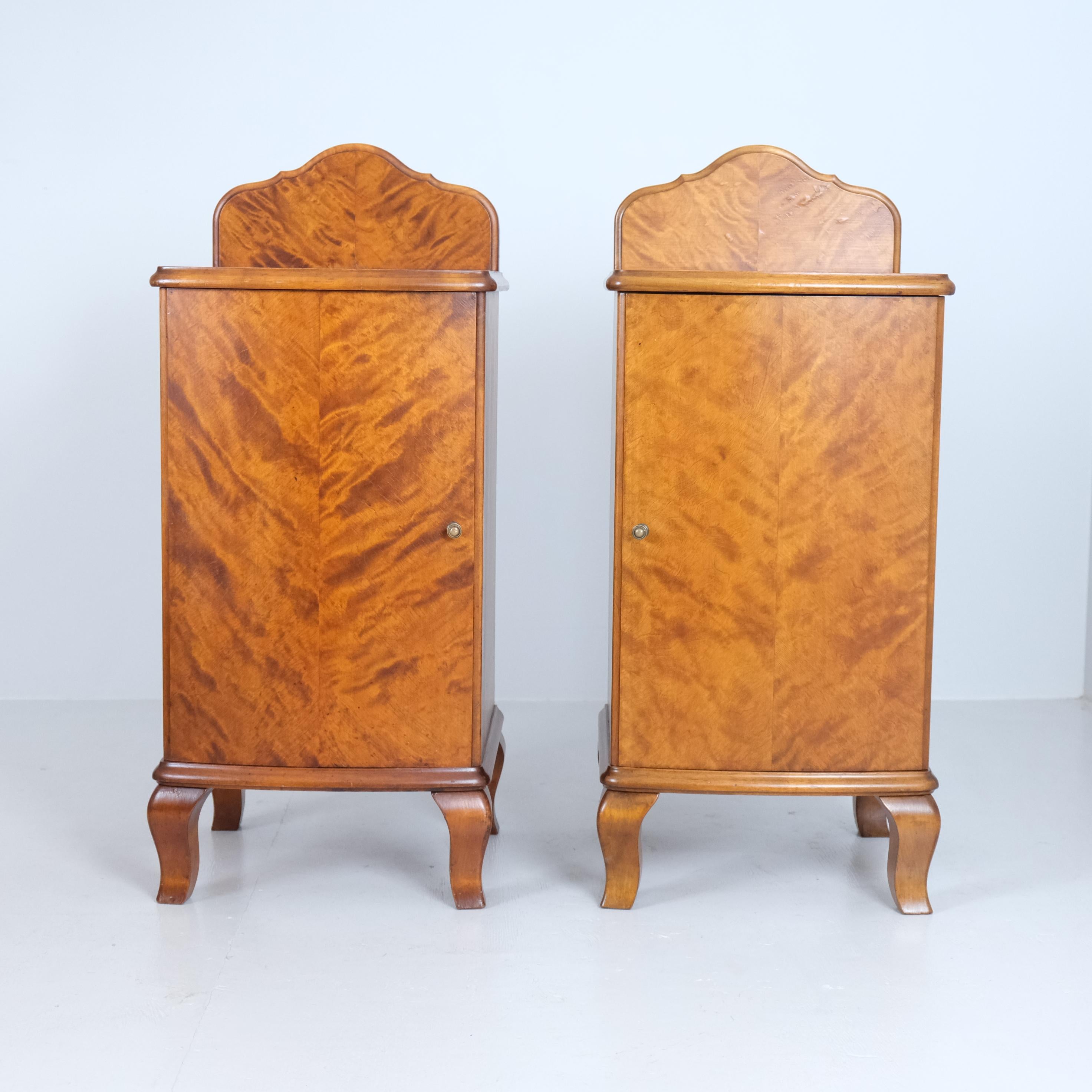 Coppia di comodini in stile rococò in betulla fiammeggiante, Finlandia, inizio XX secolo in vendita 5