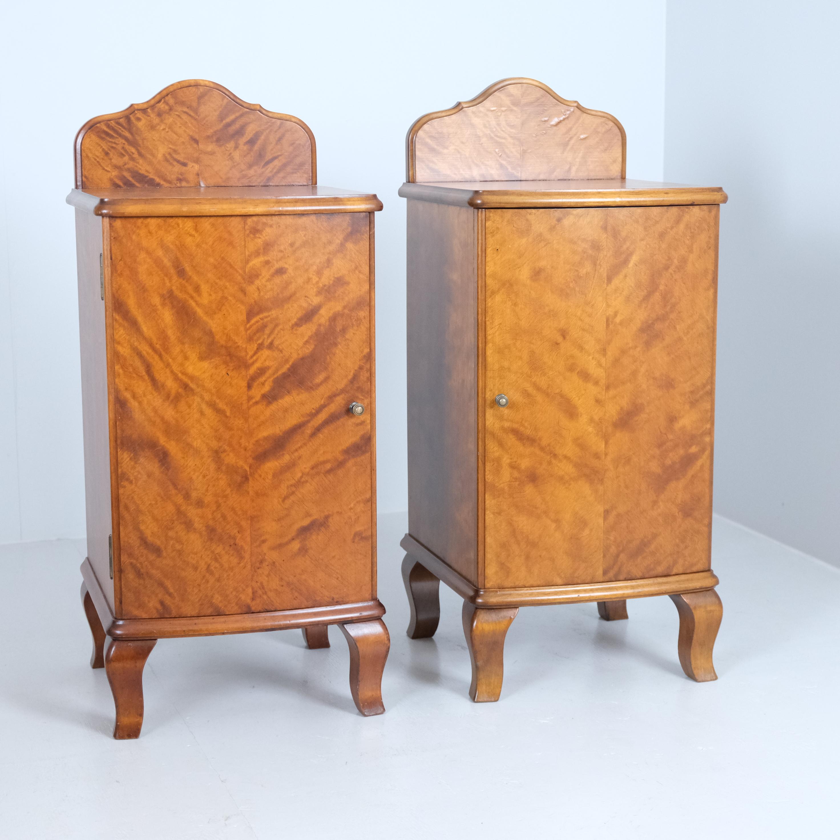 Coppia di comodini in stile rococò in betulla fiammeggiante, Finlandia, inizio XX secolo in vendita 6