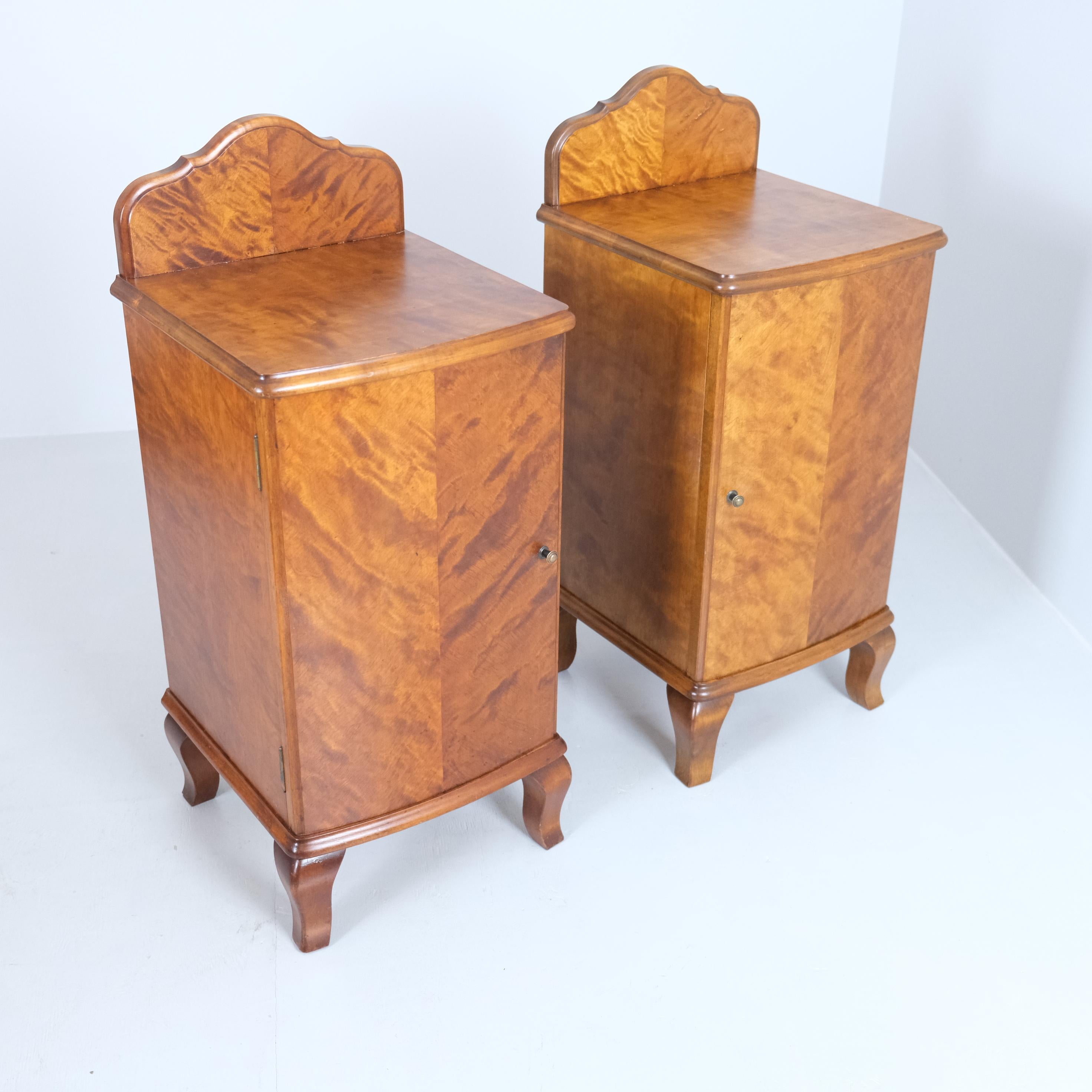 Neorococò Coppia di comodini in stile rococò in betulla fiammeggiante, Finlandia, inizio XX secolo in vendita