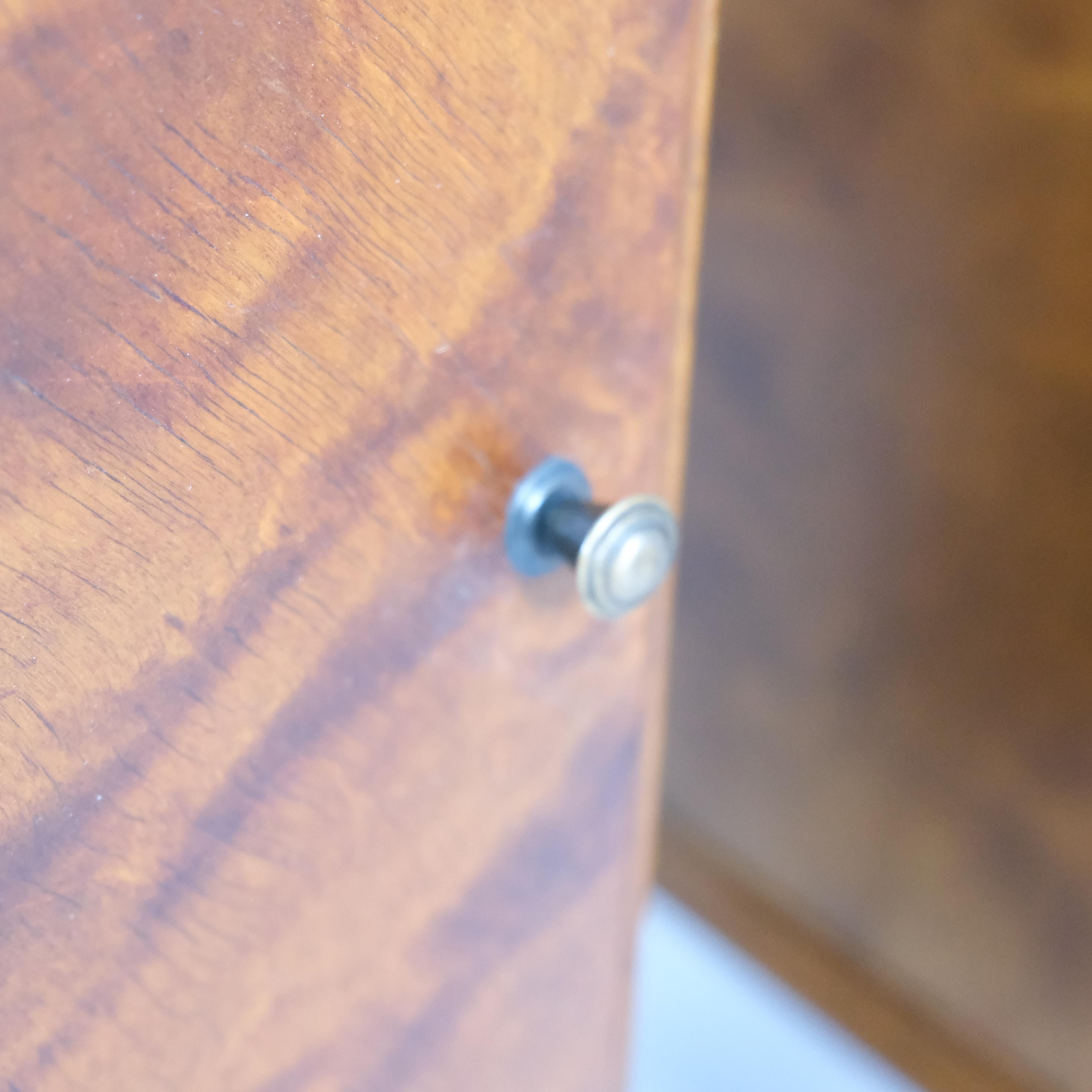 Finlandese Coppia di comodini in stile rococò in betulla fiammeggiante, Finlandia, inizio XX secolo in vendita