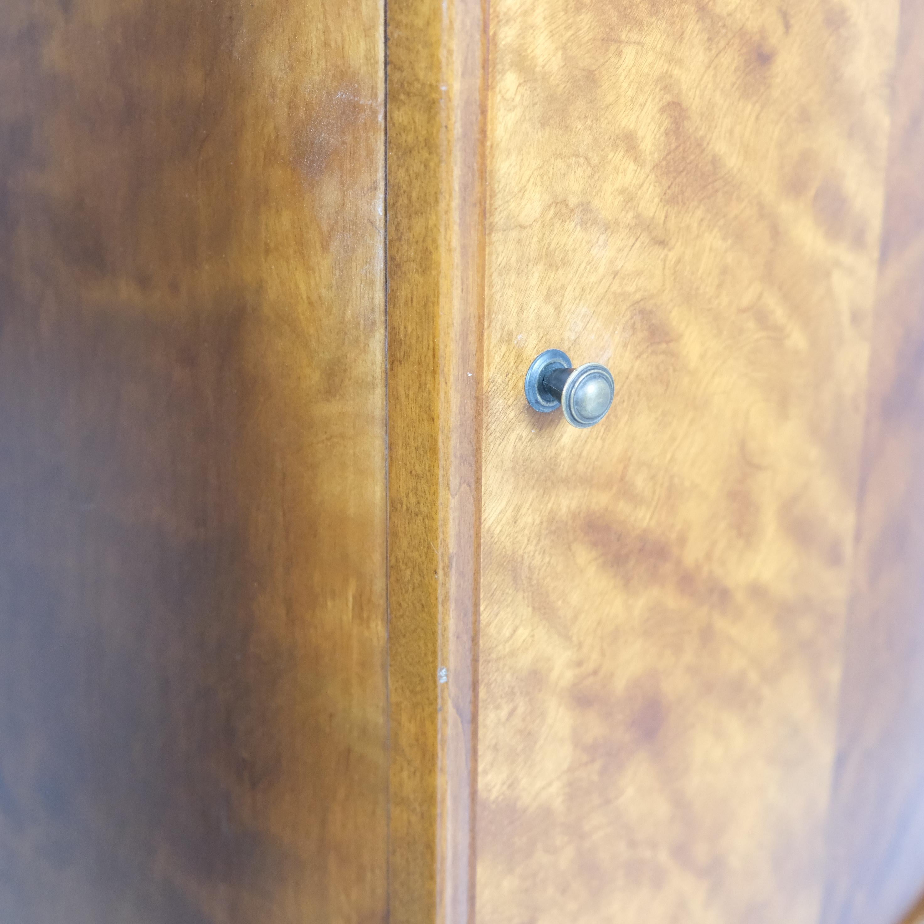 Coppia di comodini in stile rococò in betulla fiammeggiante, Finlandia, inizio XX secolo In condizioni buone in vendita a Helsinki, FI